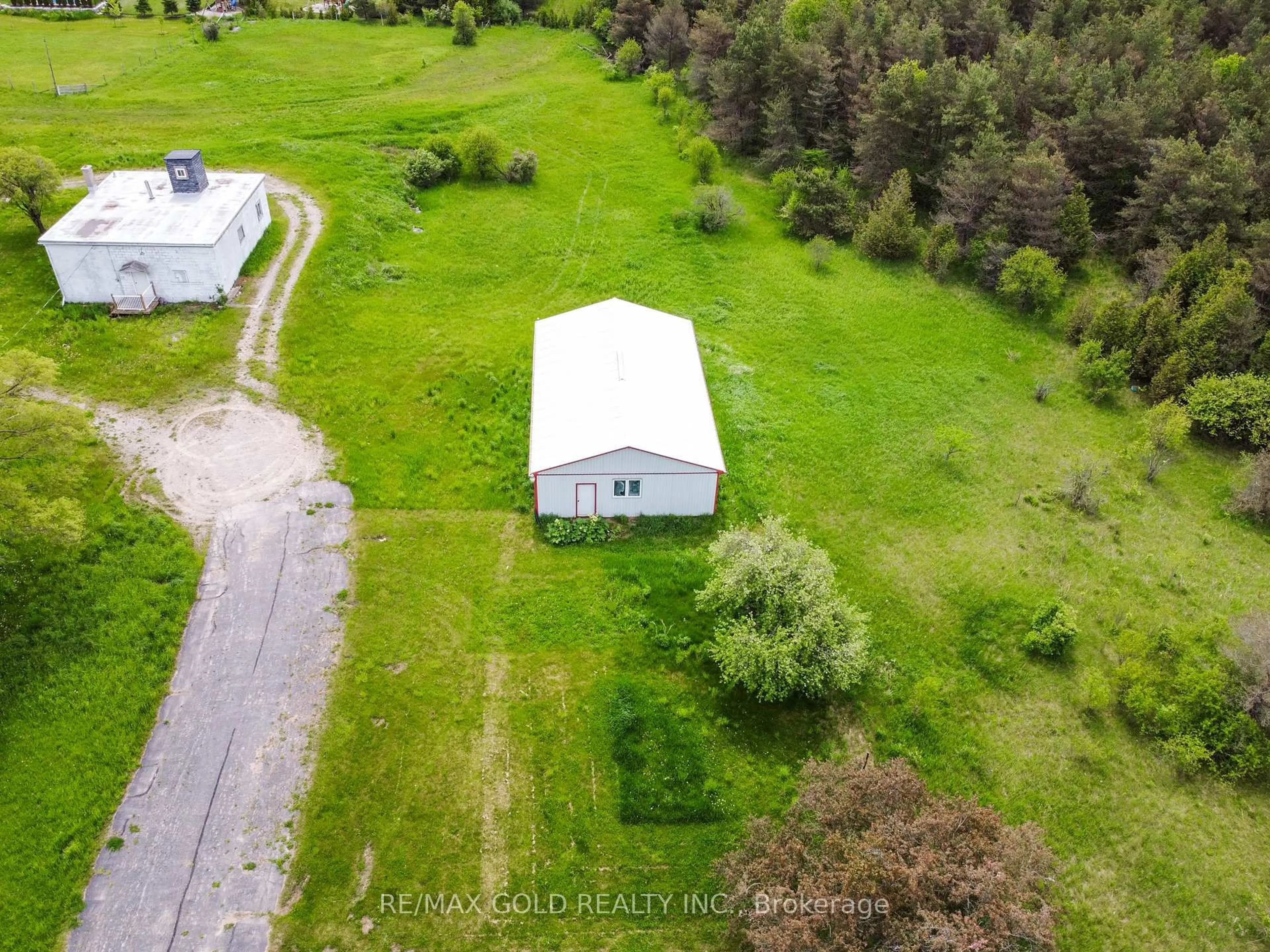 A pic from outside/outdoor area/front of a property/back of a property/a pic from drone, unknown for 769 Stone Rd, Guelph Ontario N1L 1B8
