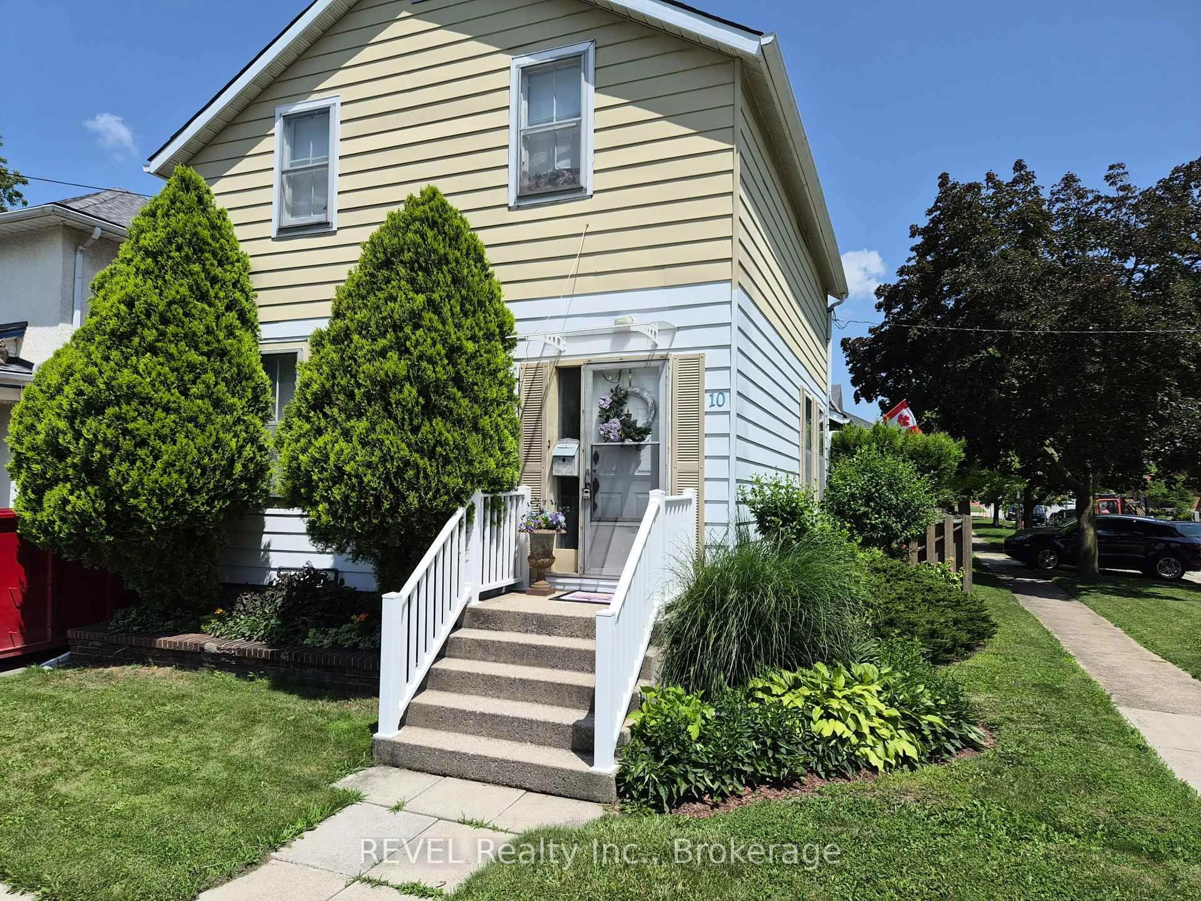 Home with vinyl exterior material, street for 10 Wiley St, St. Catharines Ontario L2R 4E5