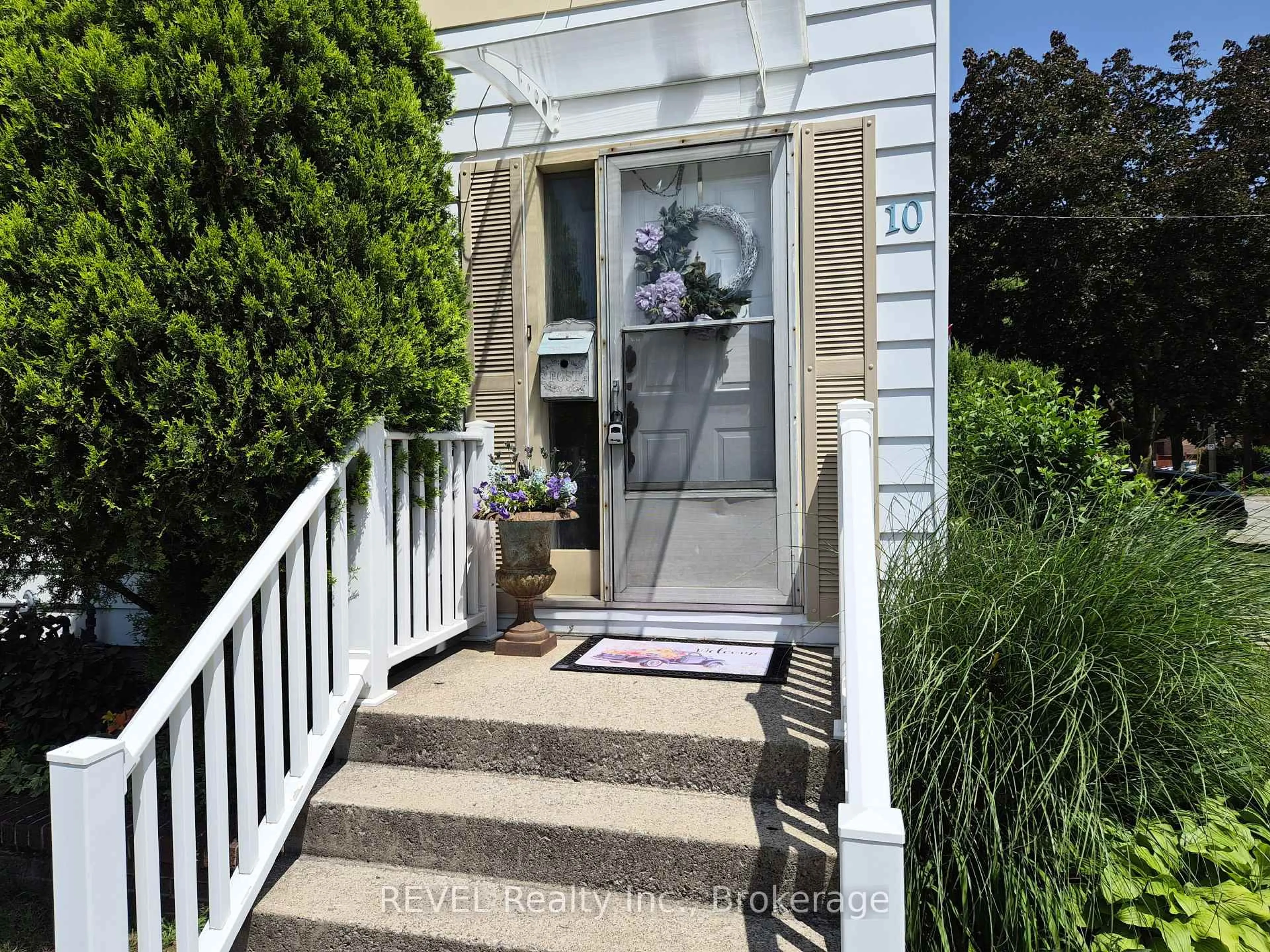Indoor entryway for 10 Wiley St, St. Catharines Ontario L2R 4E5