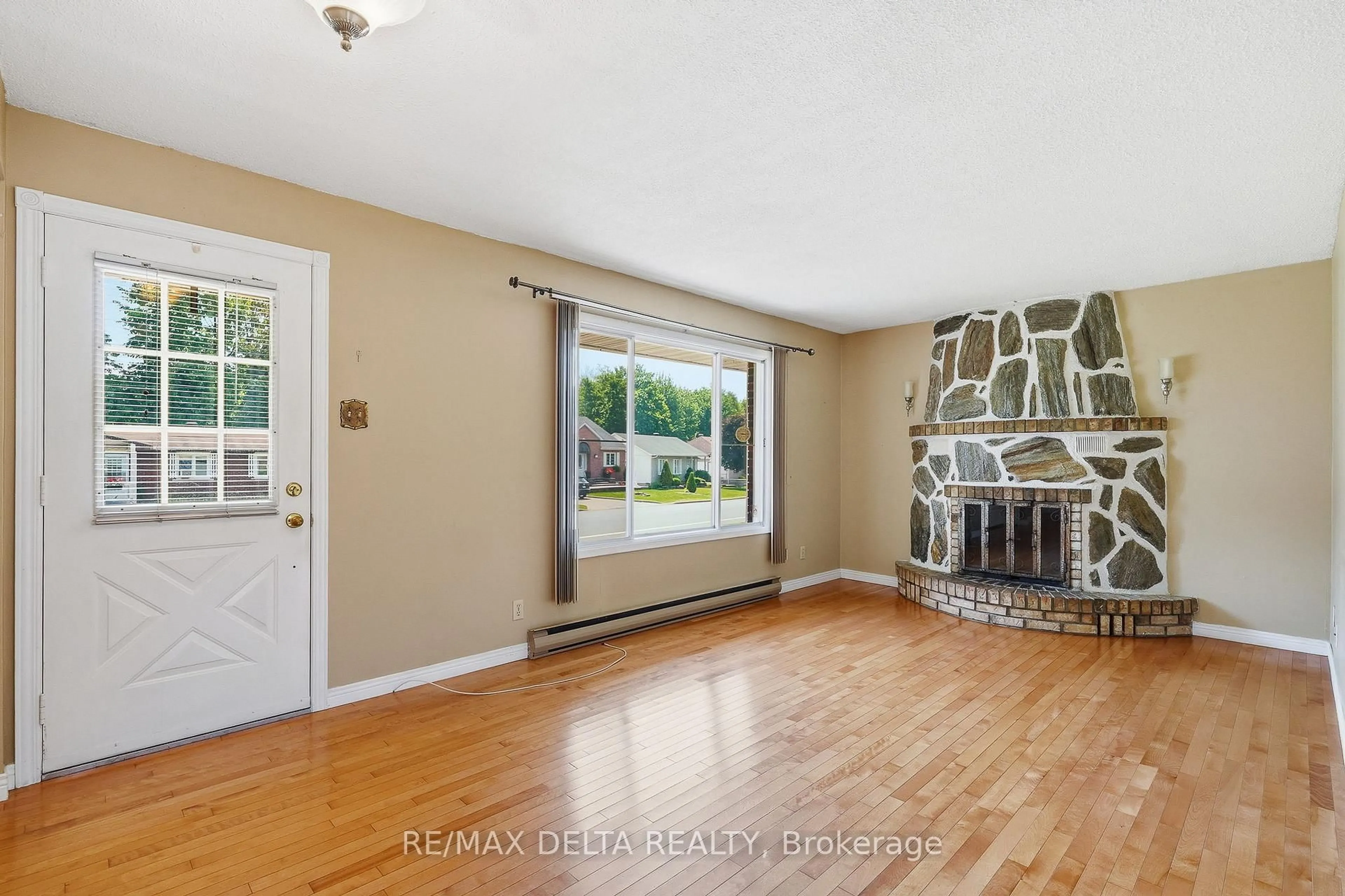 Living room with furniture, unknown for 854 Edmond St, Hawkesbury Ontario K6A 3E3