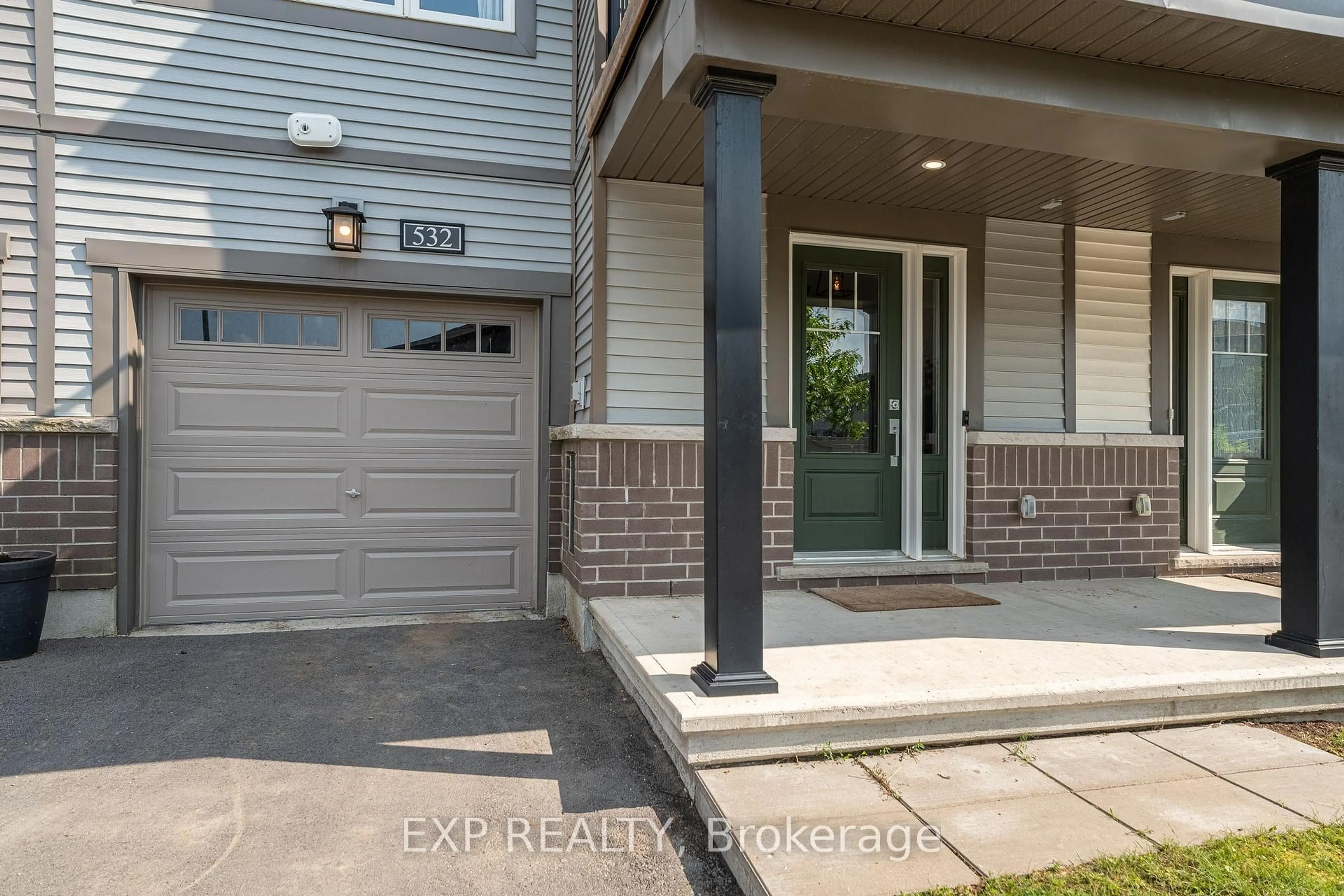 Indoor entryway for 532 Aglish Mews, Ottawa Ontario K2J 6Y2