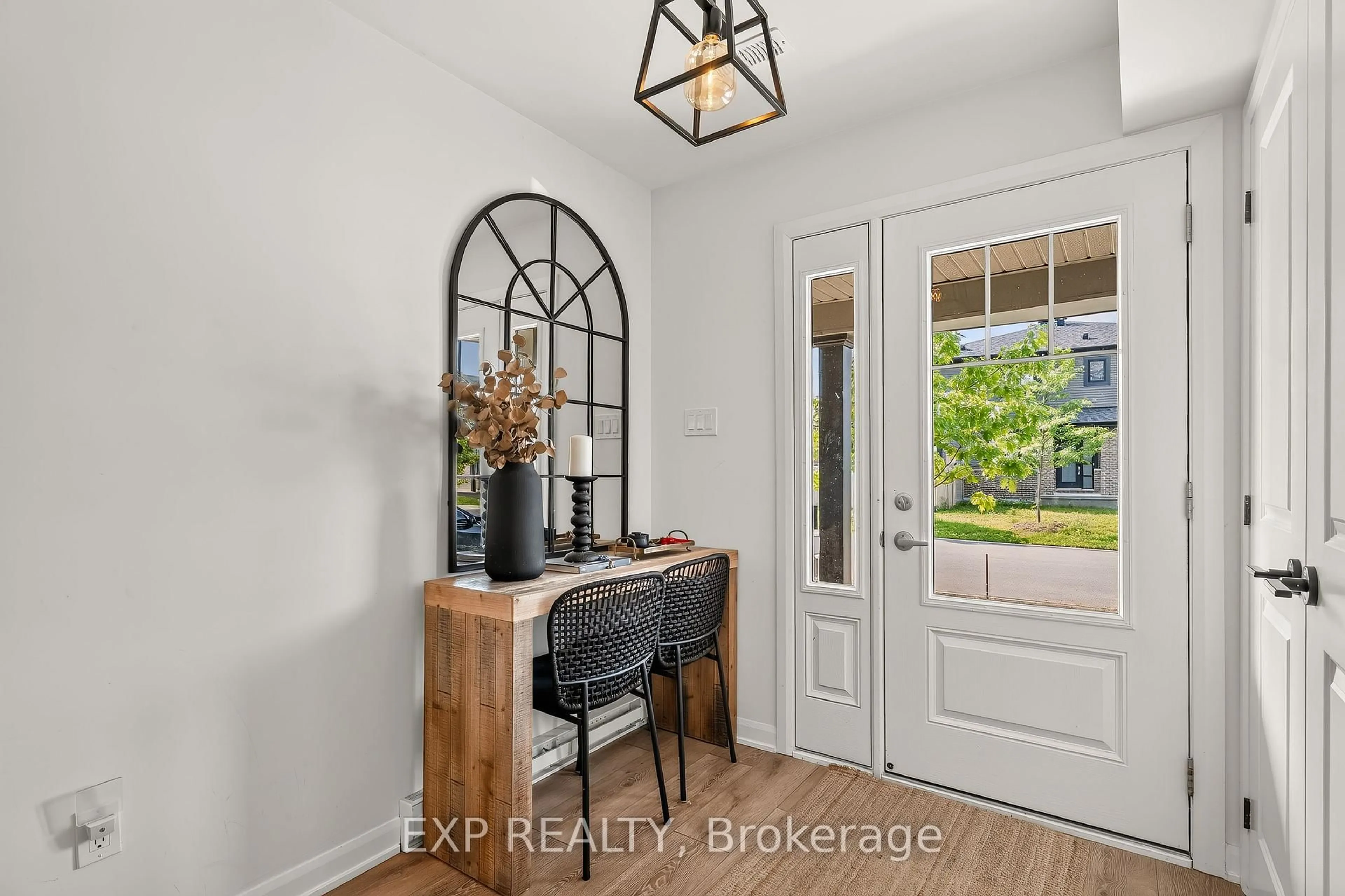 Indoor entryway for 532 Aglish Mews, Ottawa Ontario K2J 6Y2