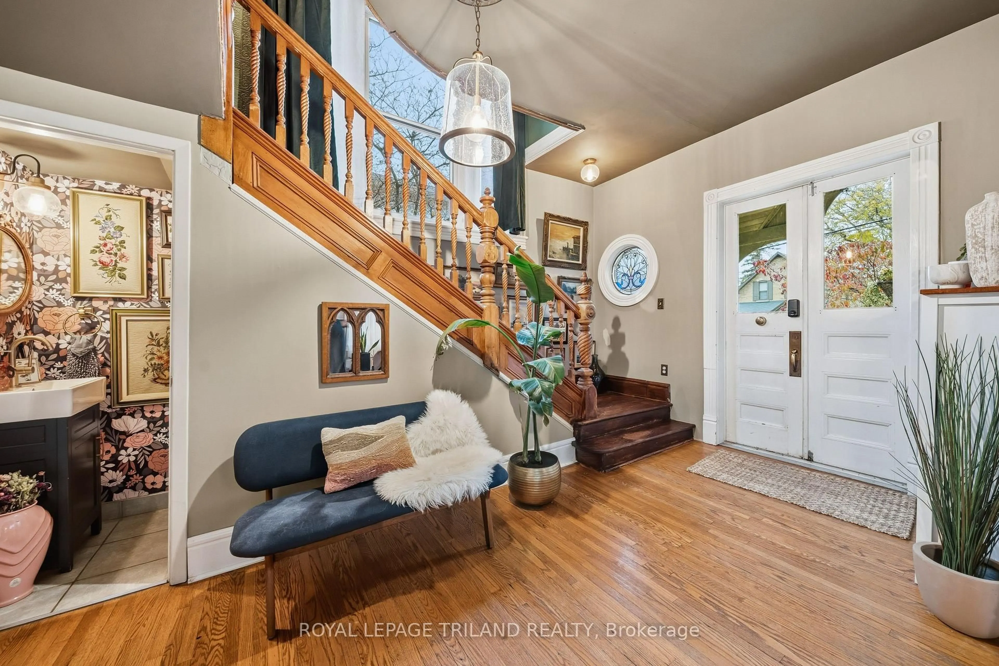 Indoor entryway for 34 Gladstone Ave, St. Thomas Ontario N5R 2L4