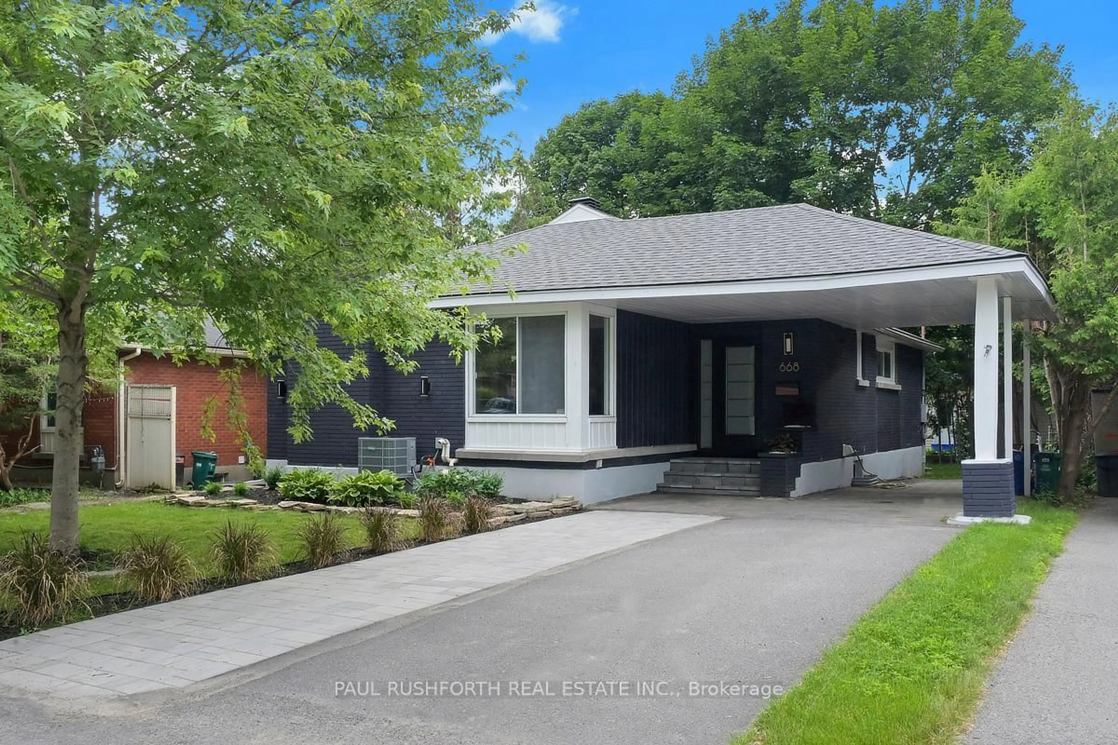Home with vinyl exterior material, street for 668 Fraser Ave, Ottawa Ontario K2A 2R8