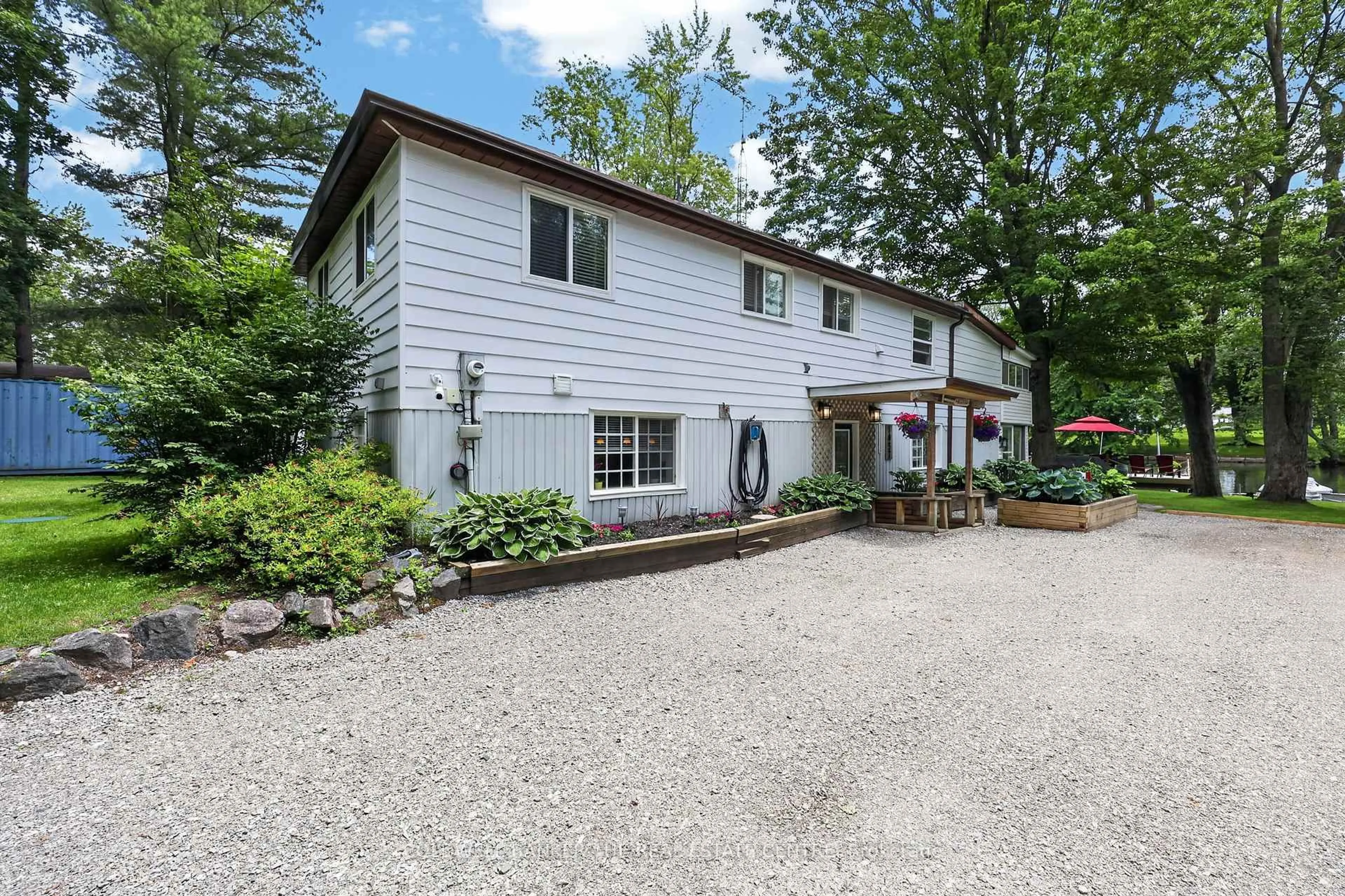 Patio, street for 1057 Severn River Rd, Gravenhurst Ontario P0E 1N0