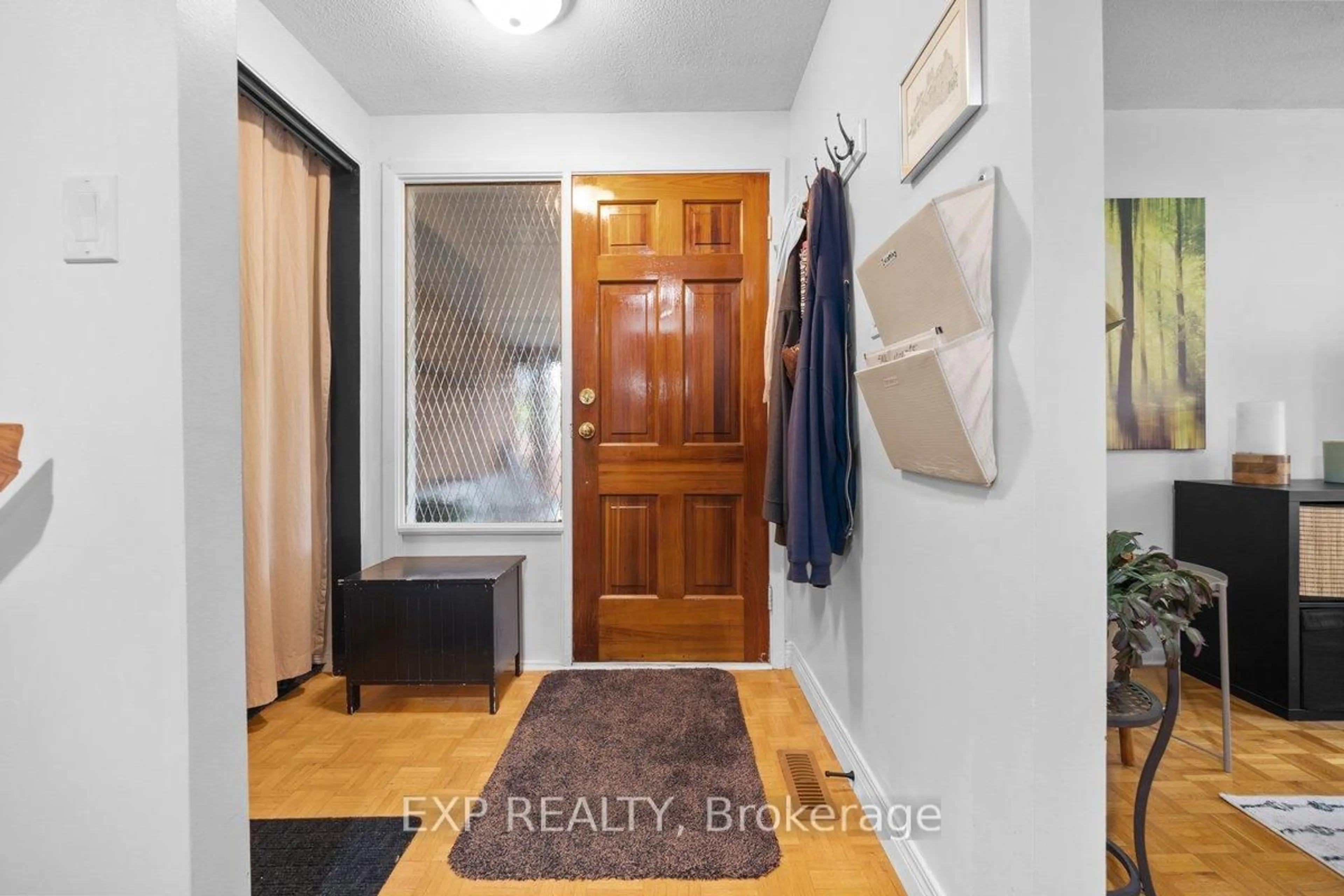 Indoor entryway for 396 Hatfield Cres, Orleans Ontario K1E 1M8