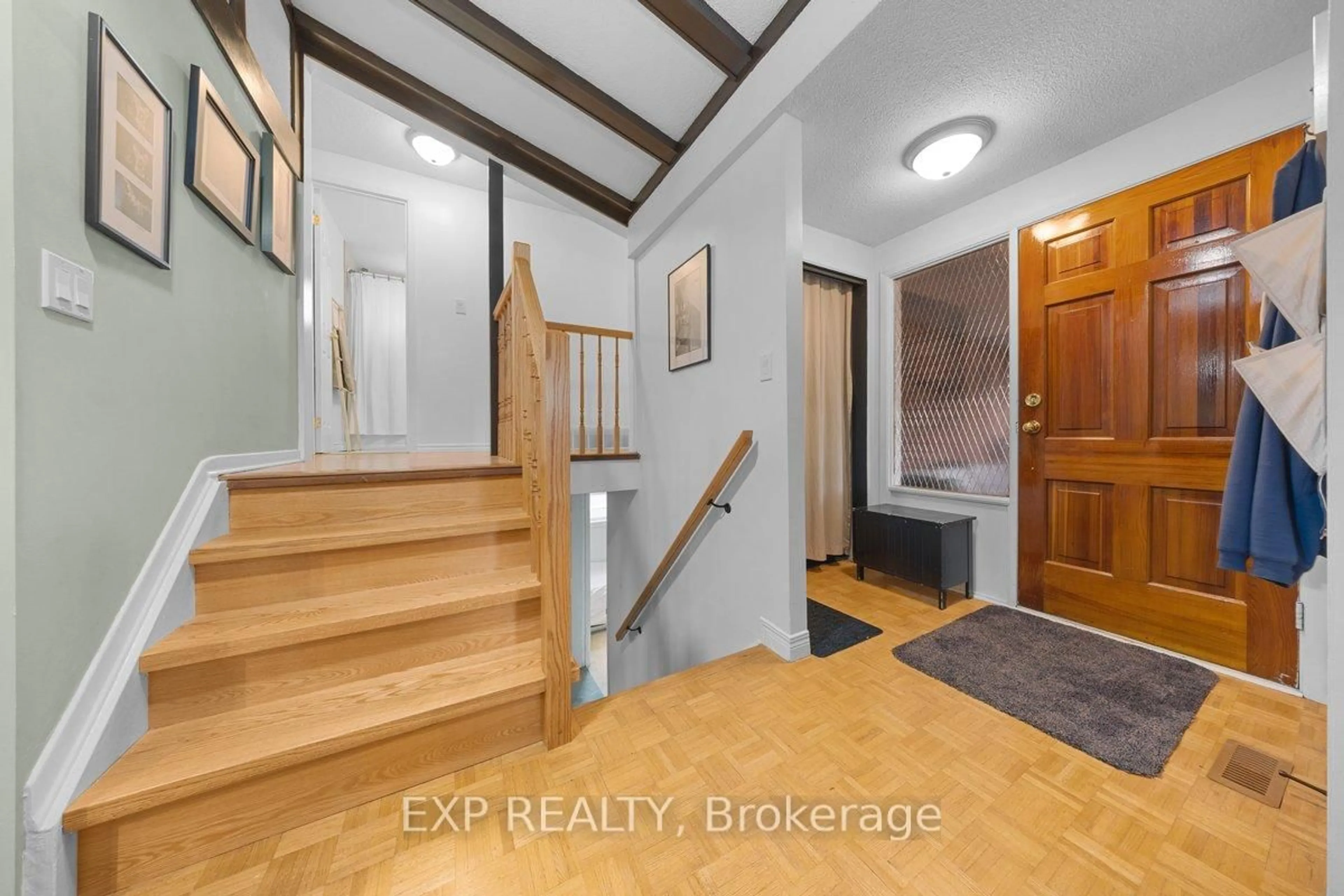 Indoor entryway for 396 Hatfield Cres, Orleans Ontario K1E 1M8