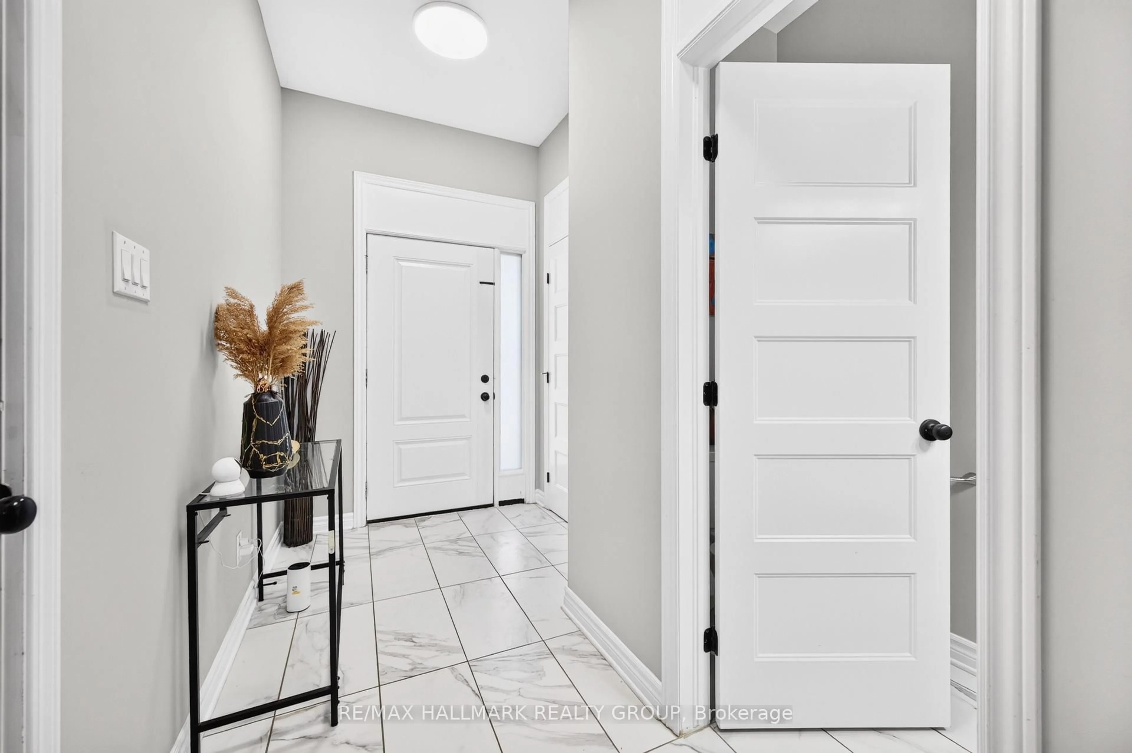 Indoor entryway for 335 Alasken Dr, Ottawa Ontario K1T 0M4