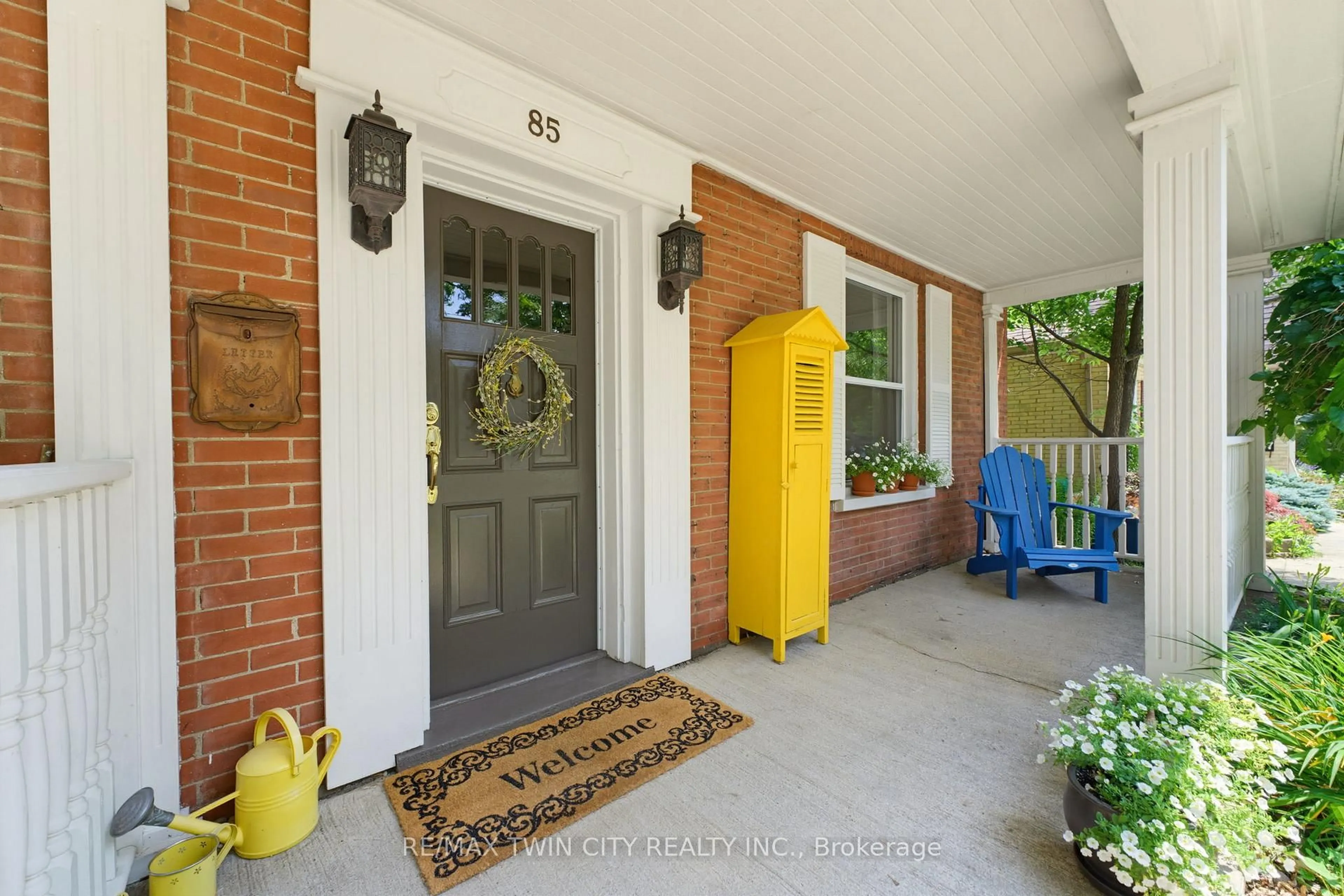 Indoor entryway for 85 Barrie St, Cambridge Ontario N1S 3B1