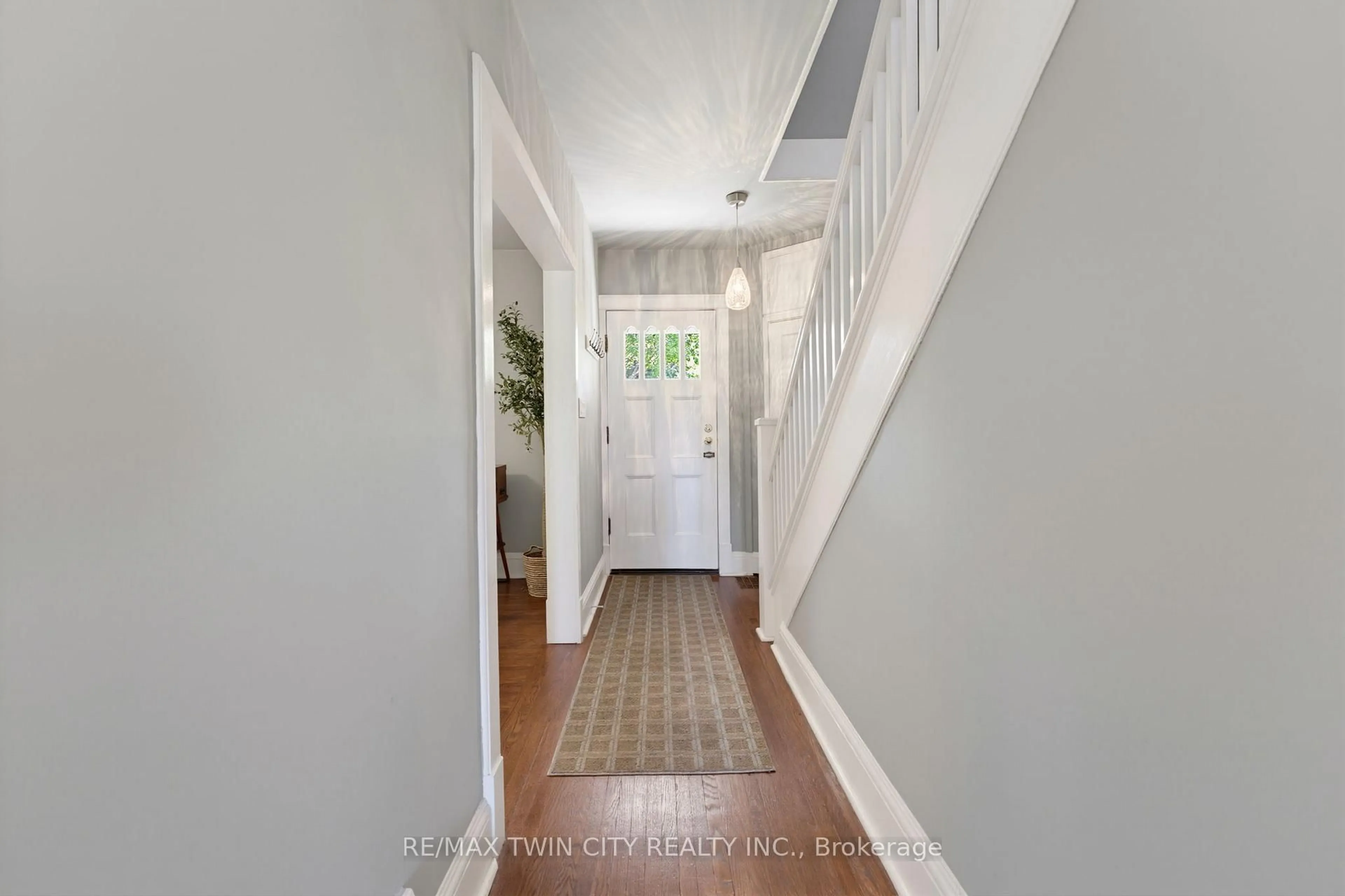 Indoor entryway for 85 Barrie St, Cambridge Ontario N1S 3B1