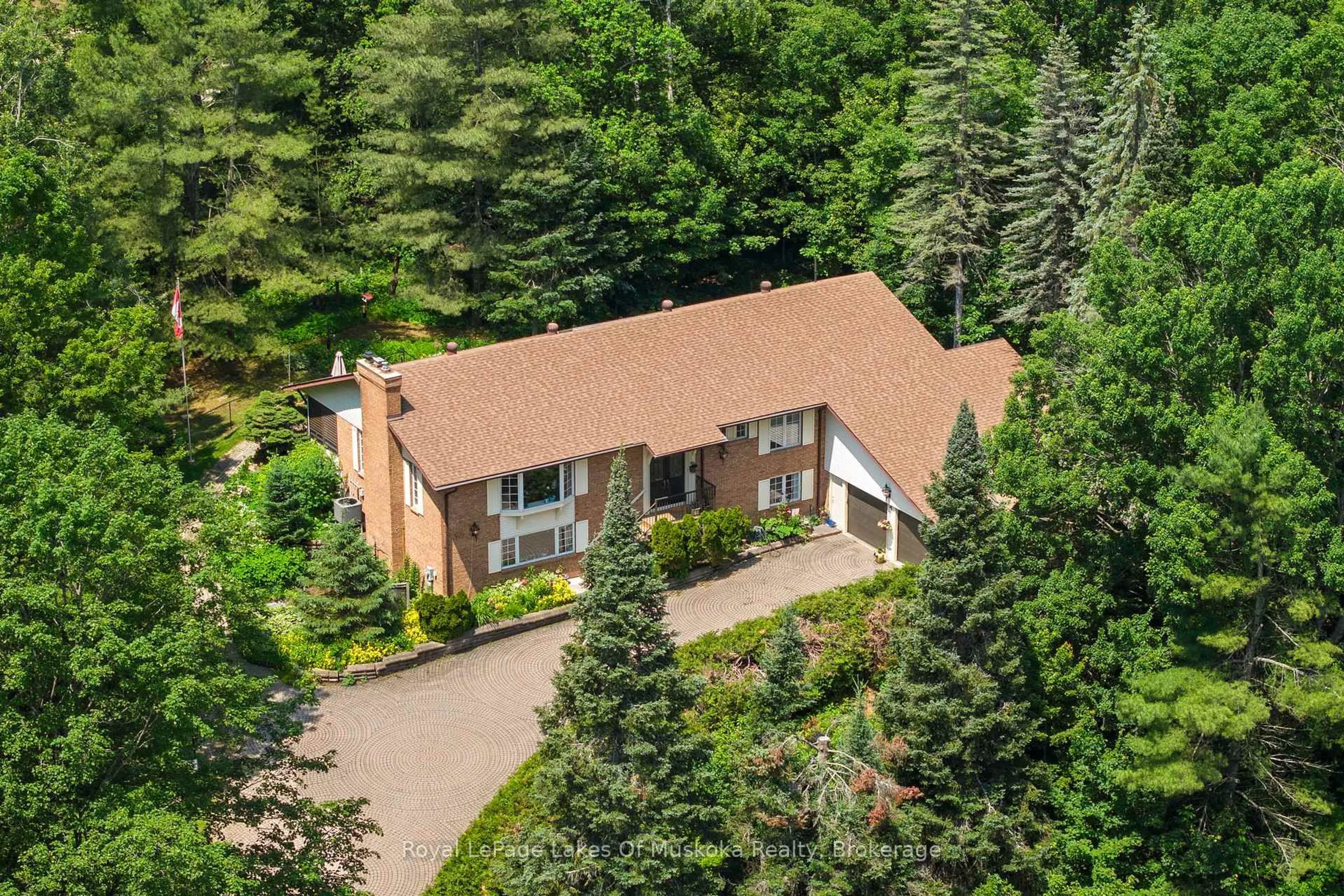 A pic from outside/outdoor area/front of a property/back of a property/a pic from drone, mountain view for 20 South Muskoka Dr, Bracebridge Ontario P1L 1M4