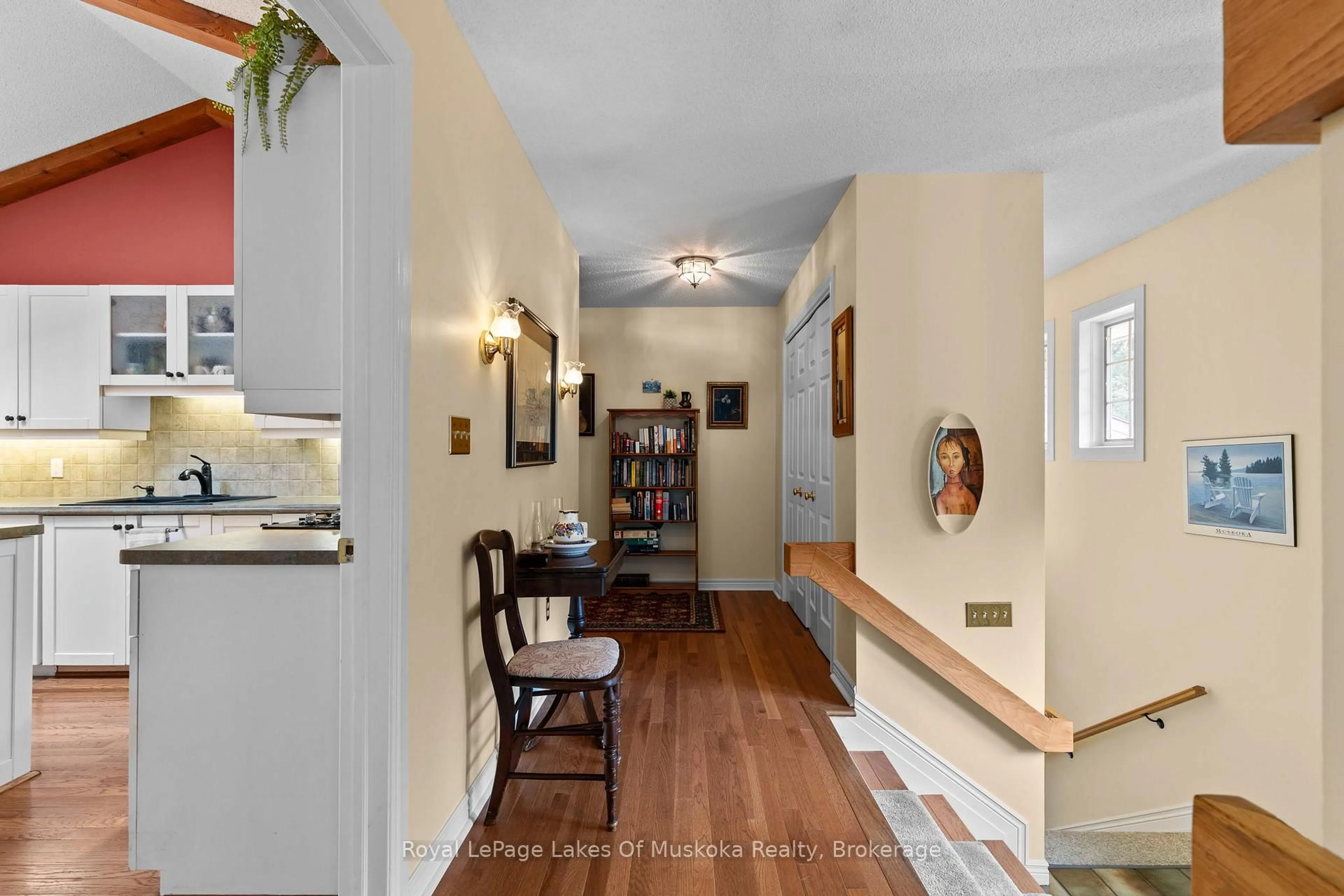 Indoor entryway for 20 South Muskoka Dr, Bracebridge Ontario P1L 1M4