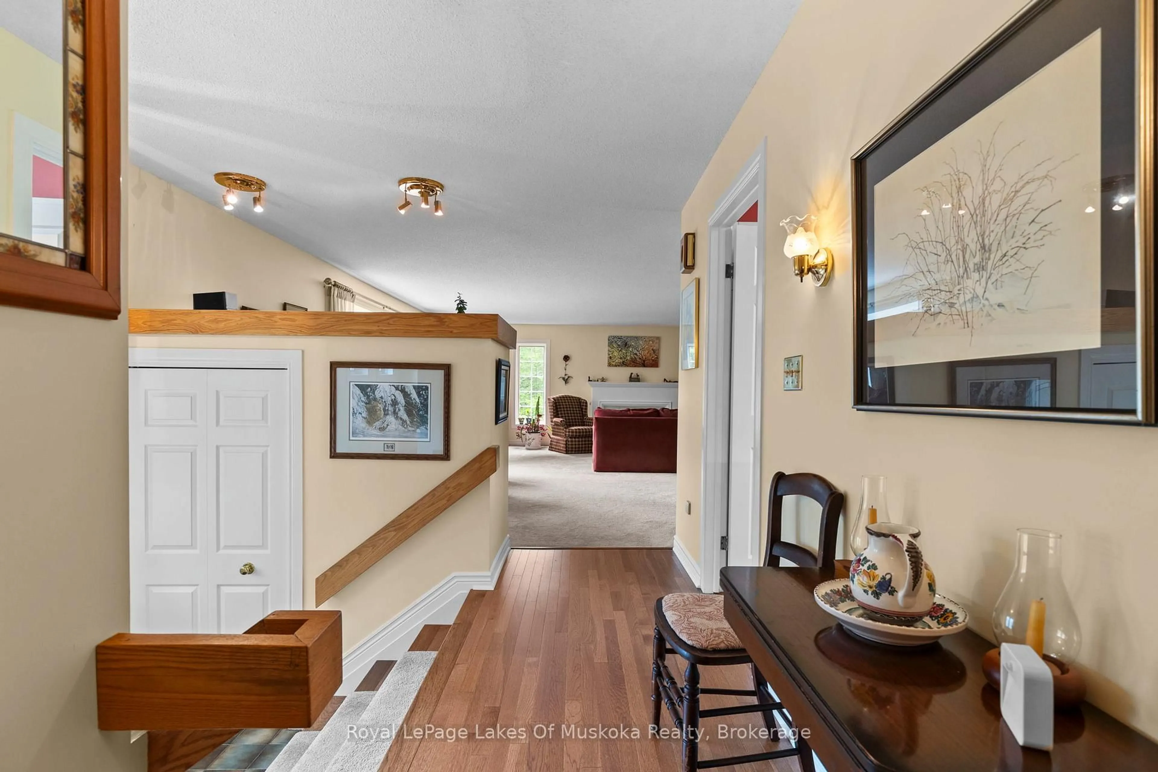 Indoor foyer for 20 South Muskoka Dr, Bracebridge Ontario P1L 1M4