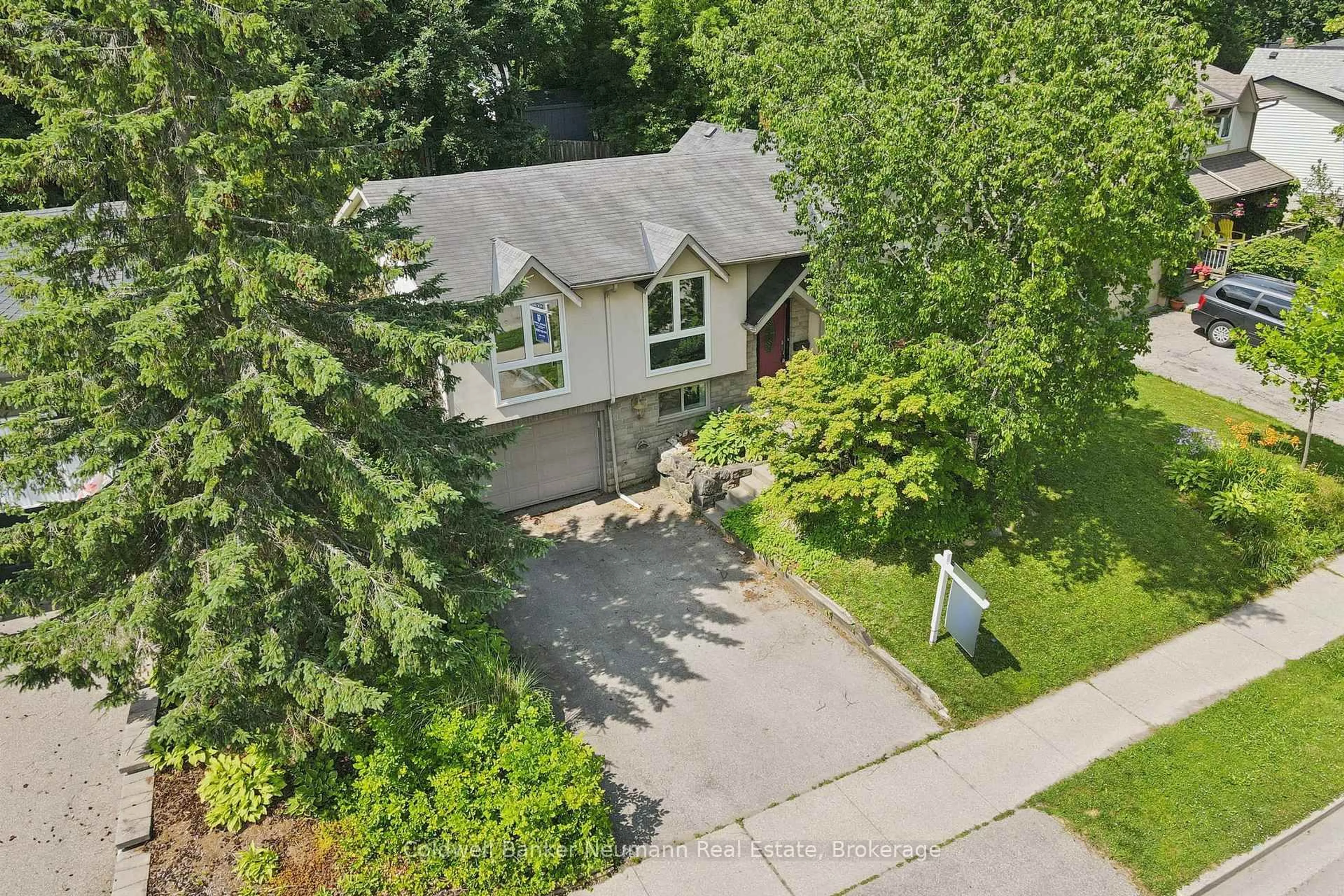 A pic from outside/outdoor area/front of a property/back of a property/a pic from drone, street for 18 Gateway Dr, Guelph Ontario N1H 6W8