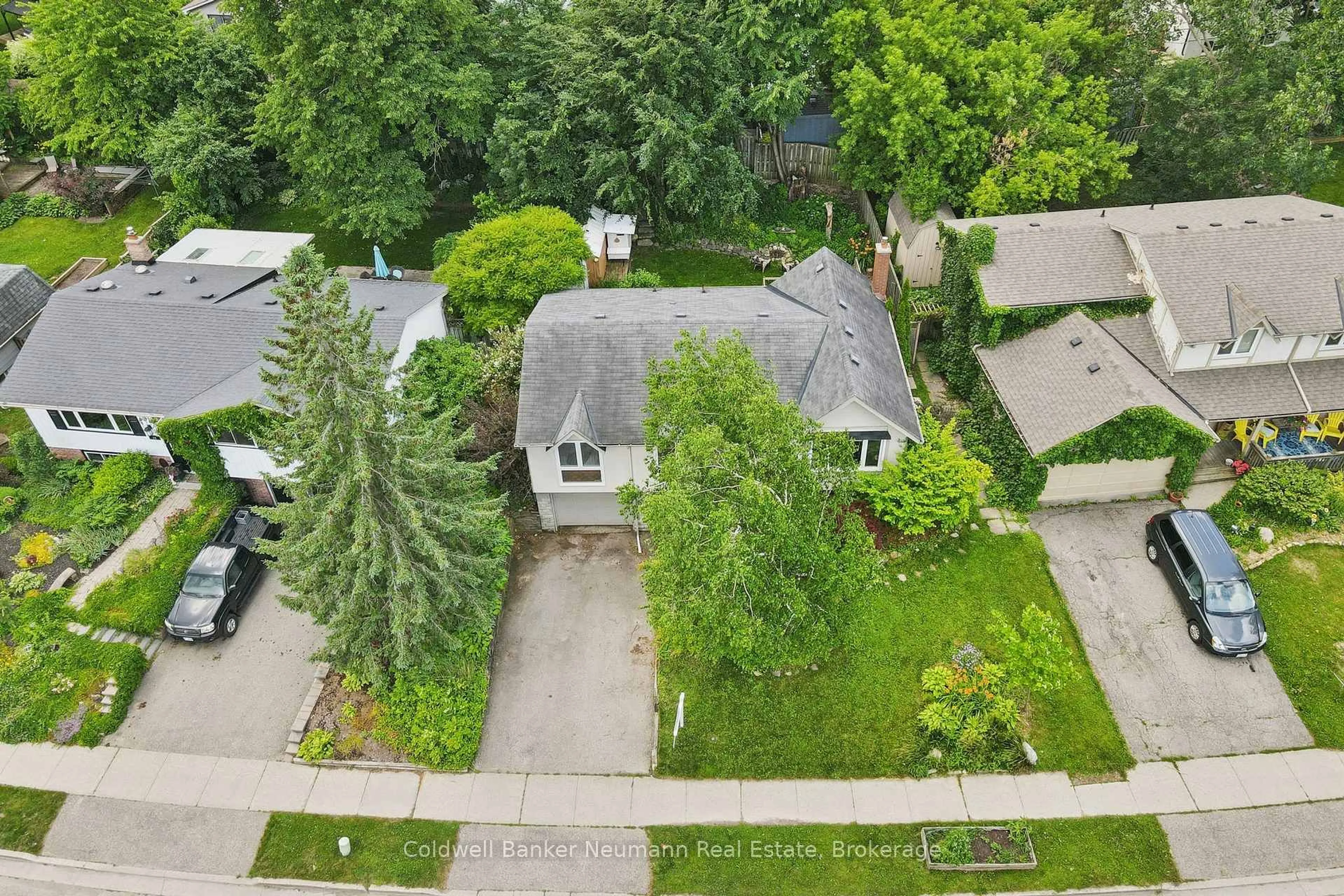 A pic from outside/outdoor area/front of a property/back of a property/a pic from drone, street for 18 Gateway Dr, Guelph Ontario N1H 6W8
