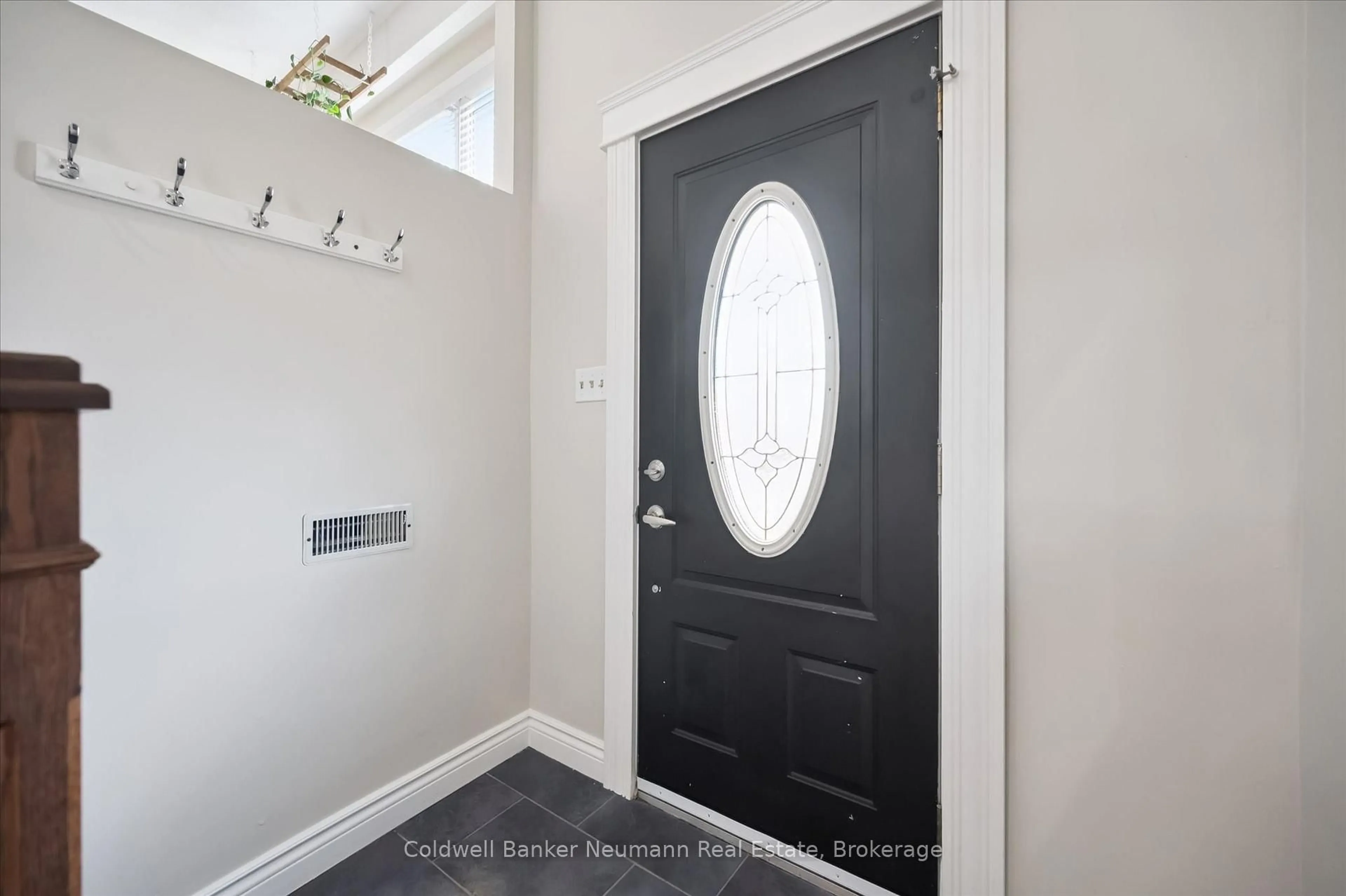 Indoor entryway for 18 Gateway Dr, Guelph Ontario N1H 6W8