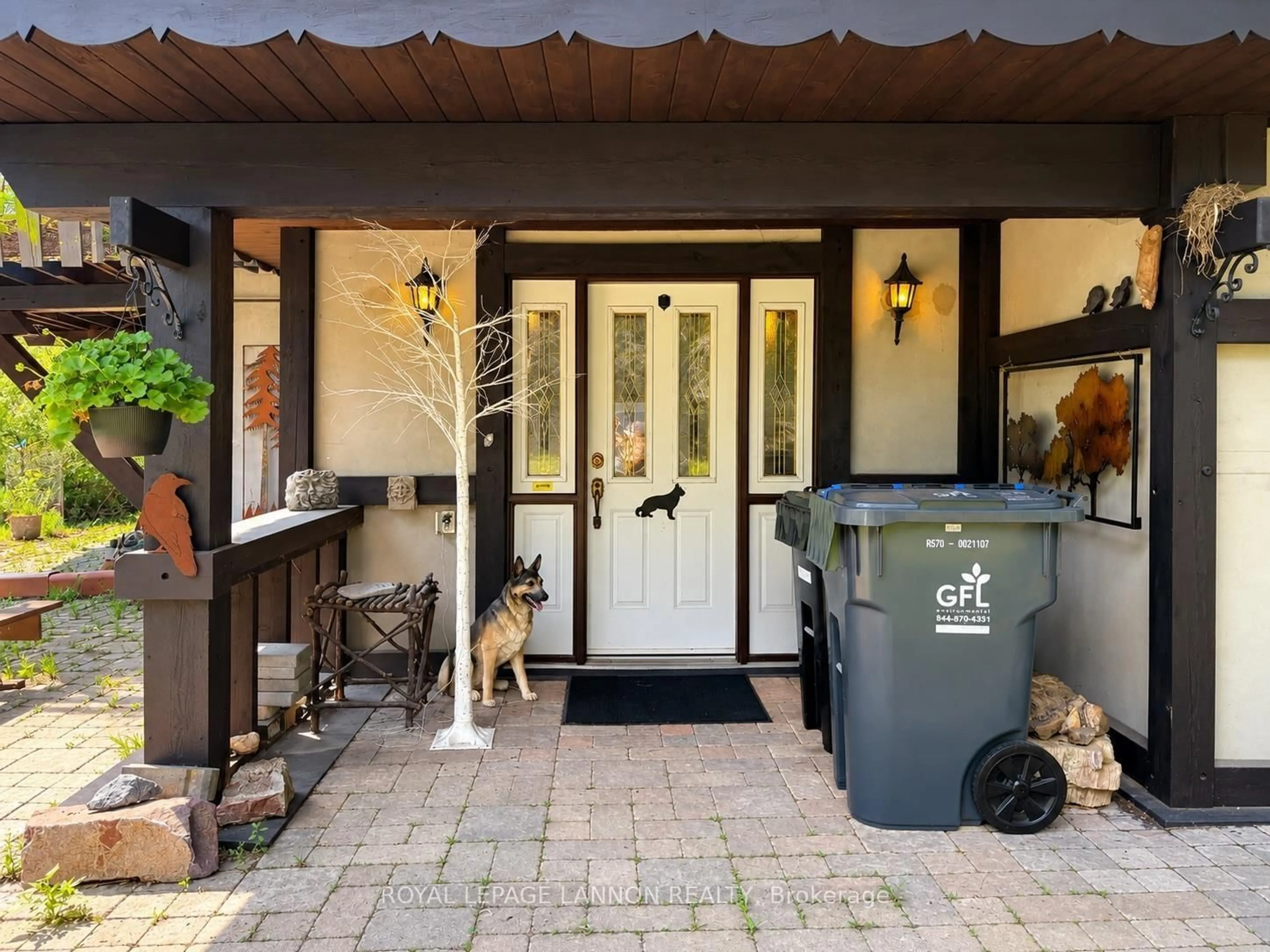 Indoor entryway for 1299 Victor St, Thunder Bay Ontario P7K 1N6