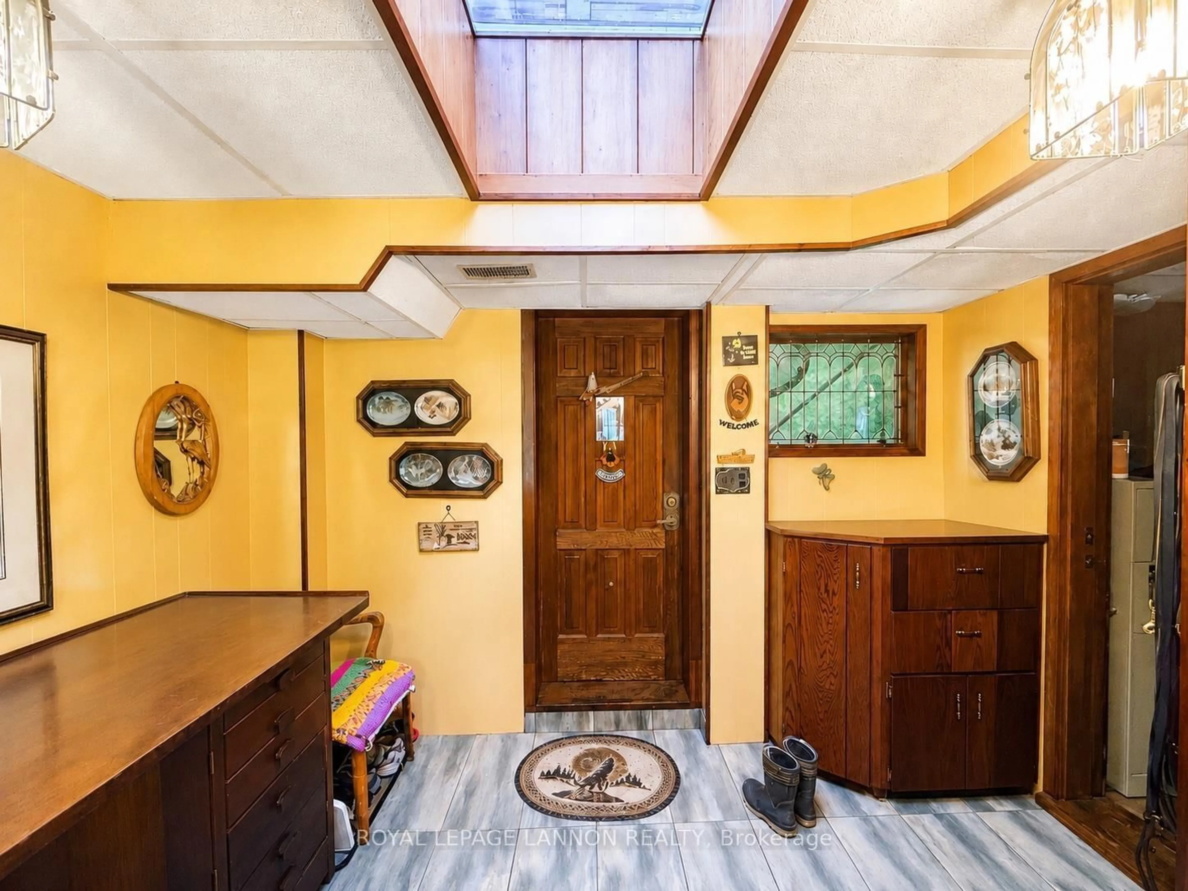 Indoor foyer for 1299 Victor St, Thunder Bay Ontario P7K 1N6