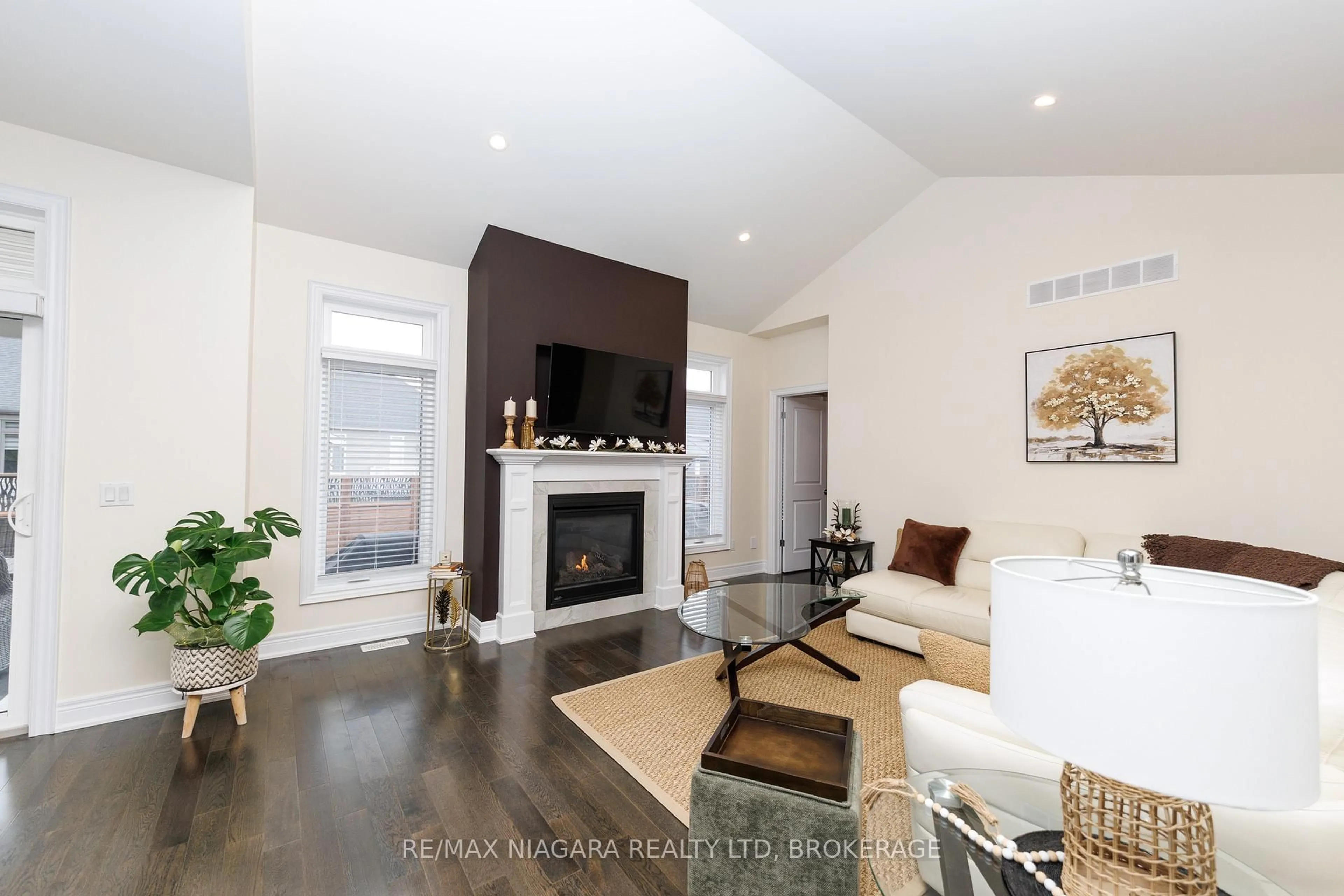 Living room with furniture, wood/laminate floor for 4049 Village Creek Dr, Fort Erie Ontario L0S 1S0