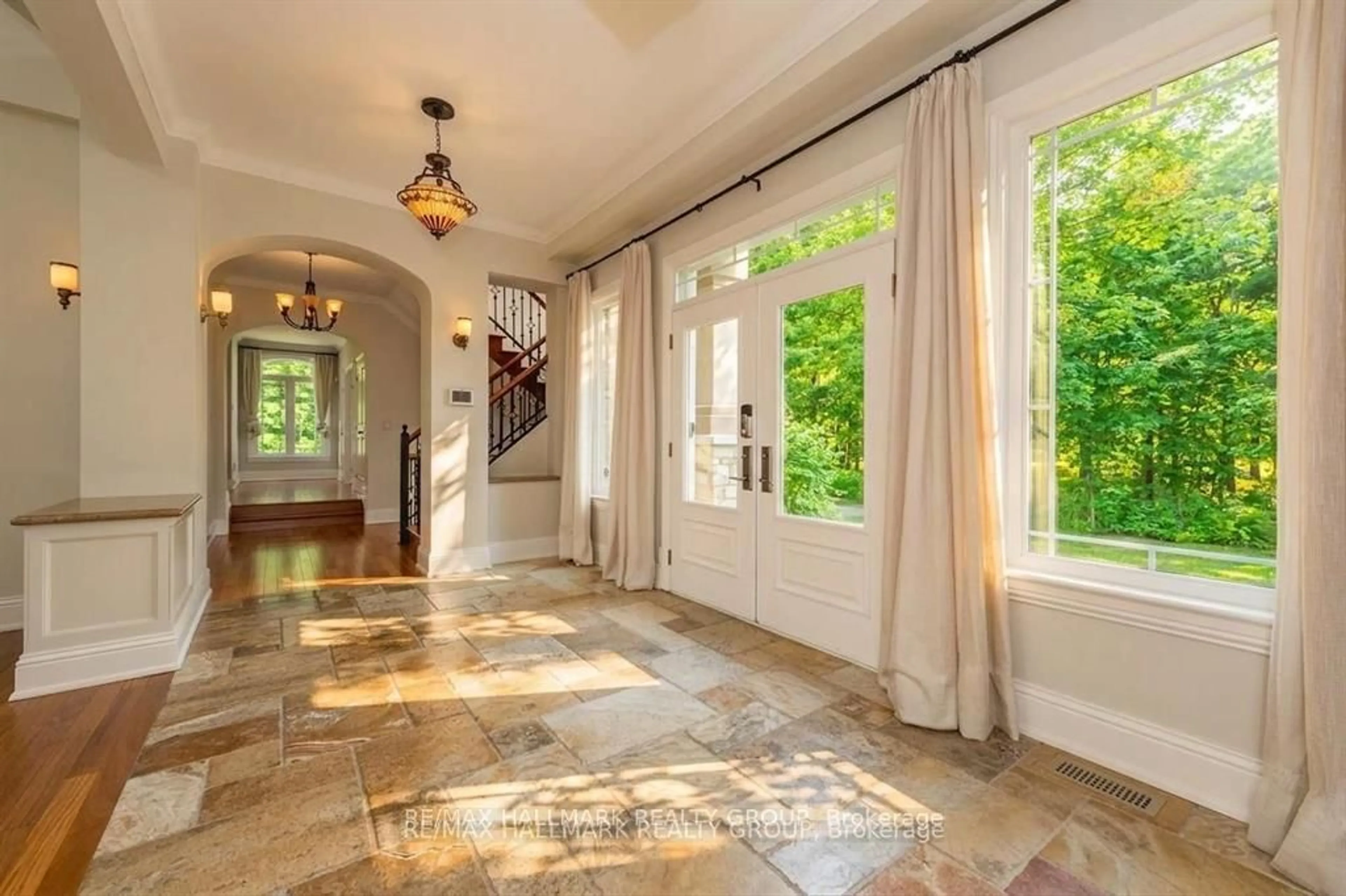 Indoor entryway for 5800 Queenscourt Cres, Ottawa Ontario K4M 1K3
