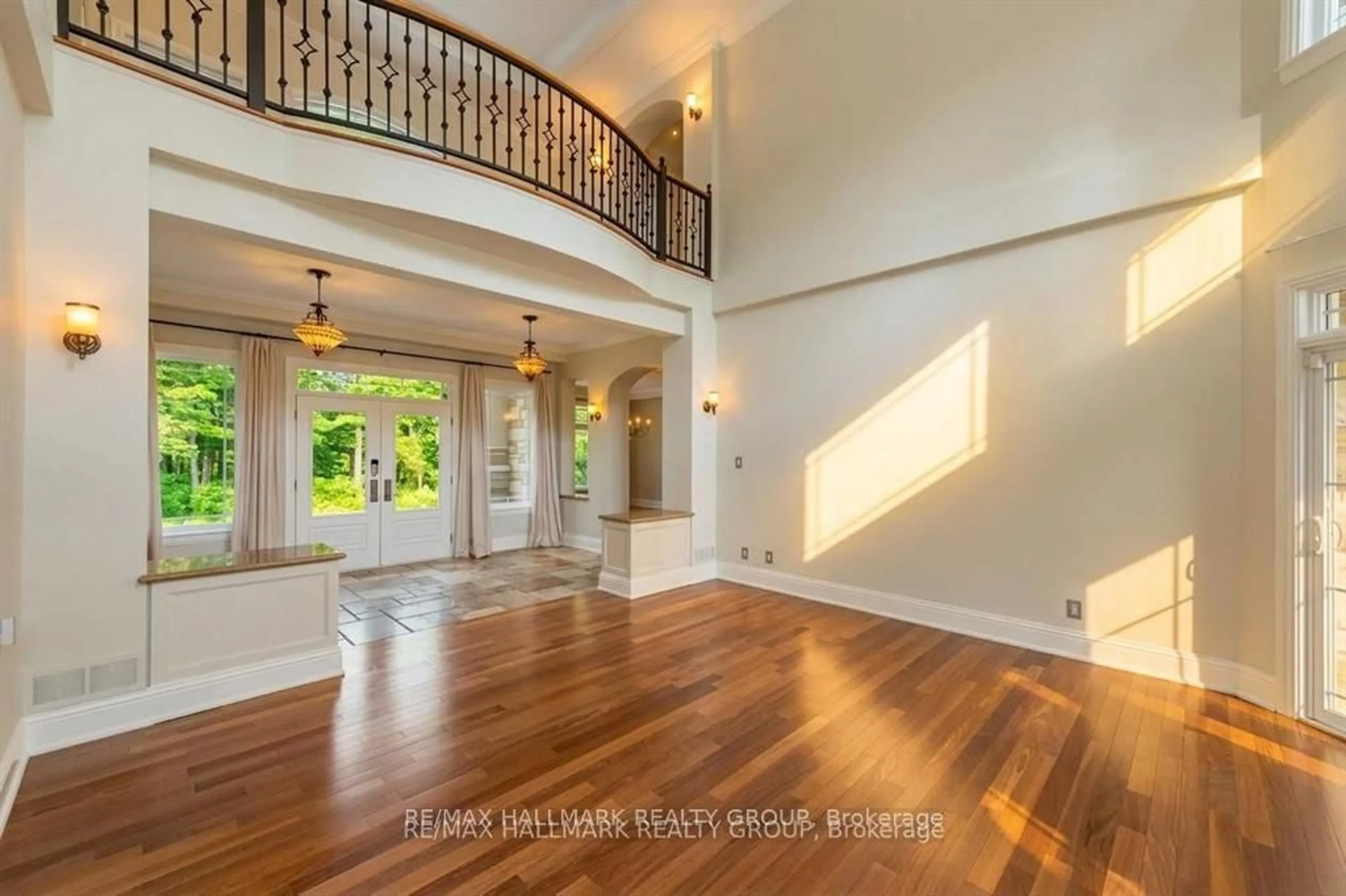 Indoor entryway for 5800 Queenscourt Cres, Ottawa Ontario K4M 1K3