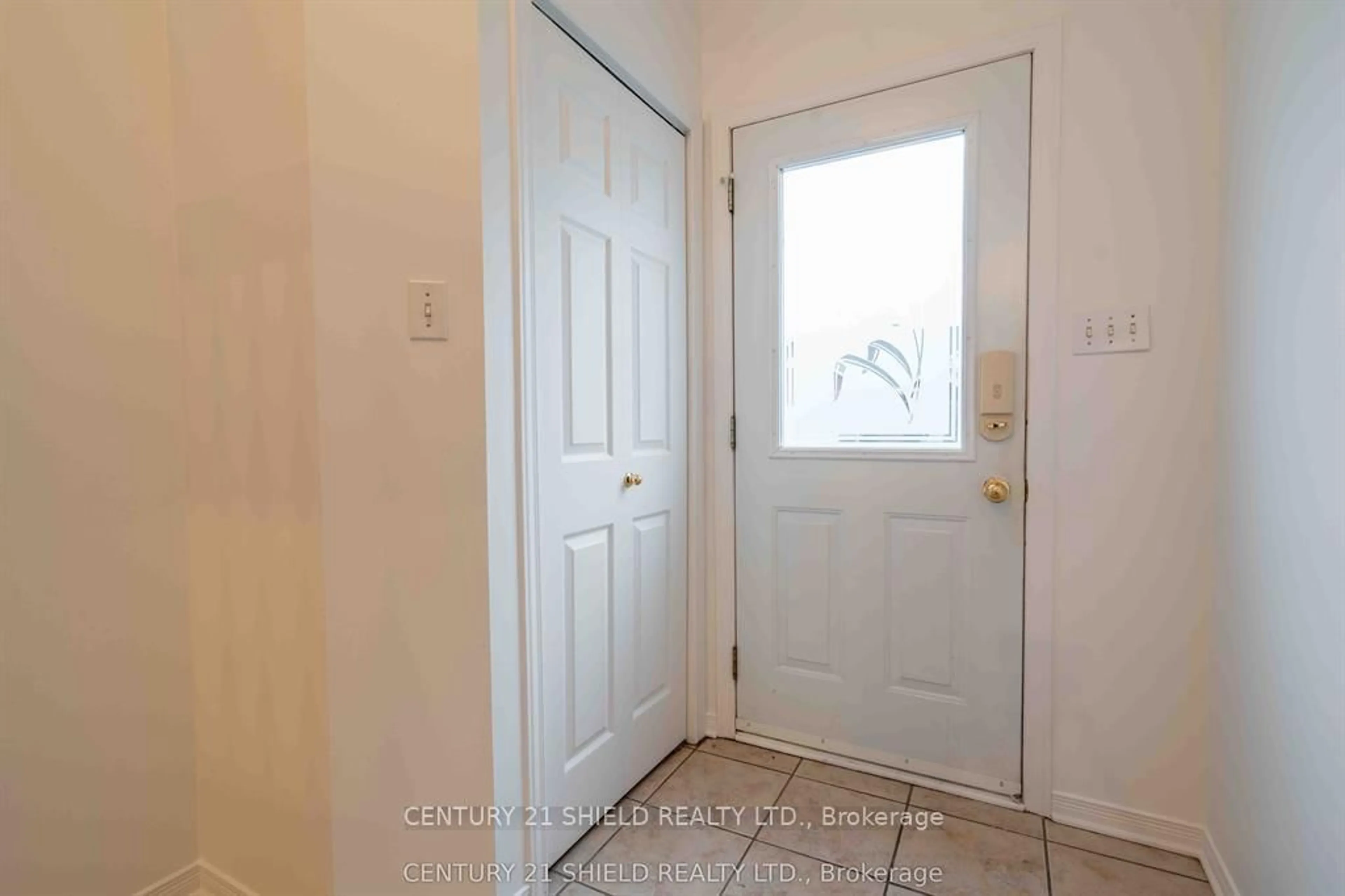 Indoor entryway for 21255 Mc Naughton Crt, South Glengarry Ontario K0C 1E0
