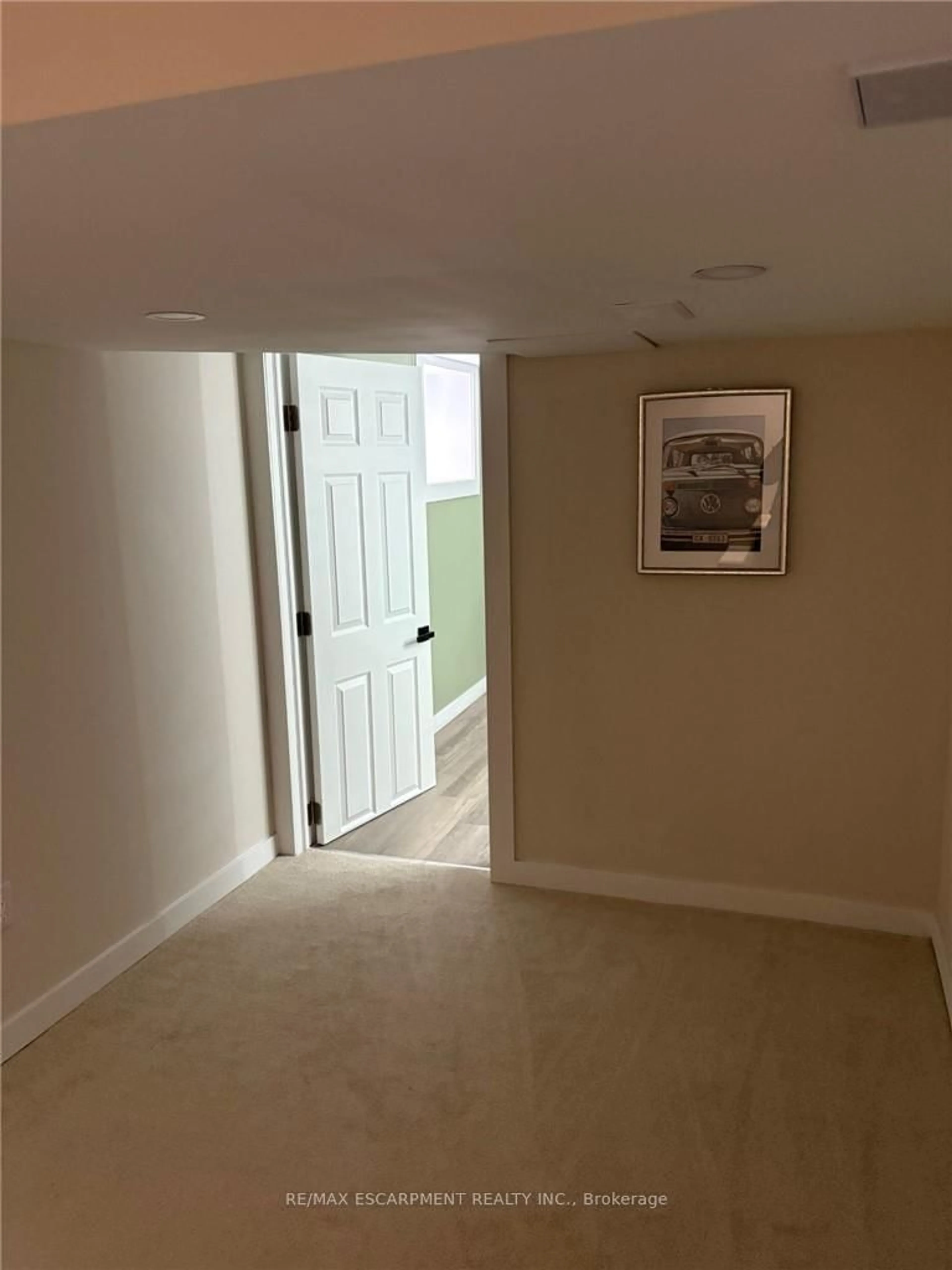 A pic of a room for 30 Eastchester Ave, St. Catharines Ontario L2P 2V6