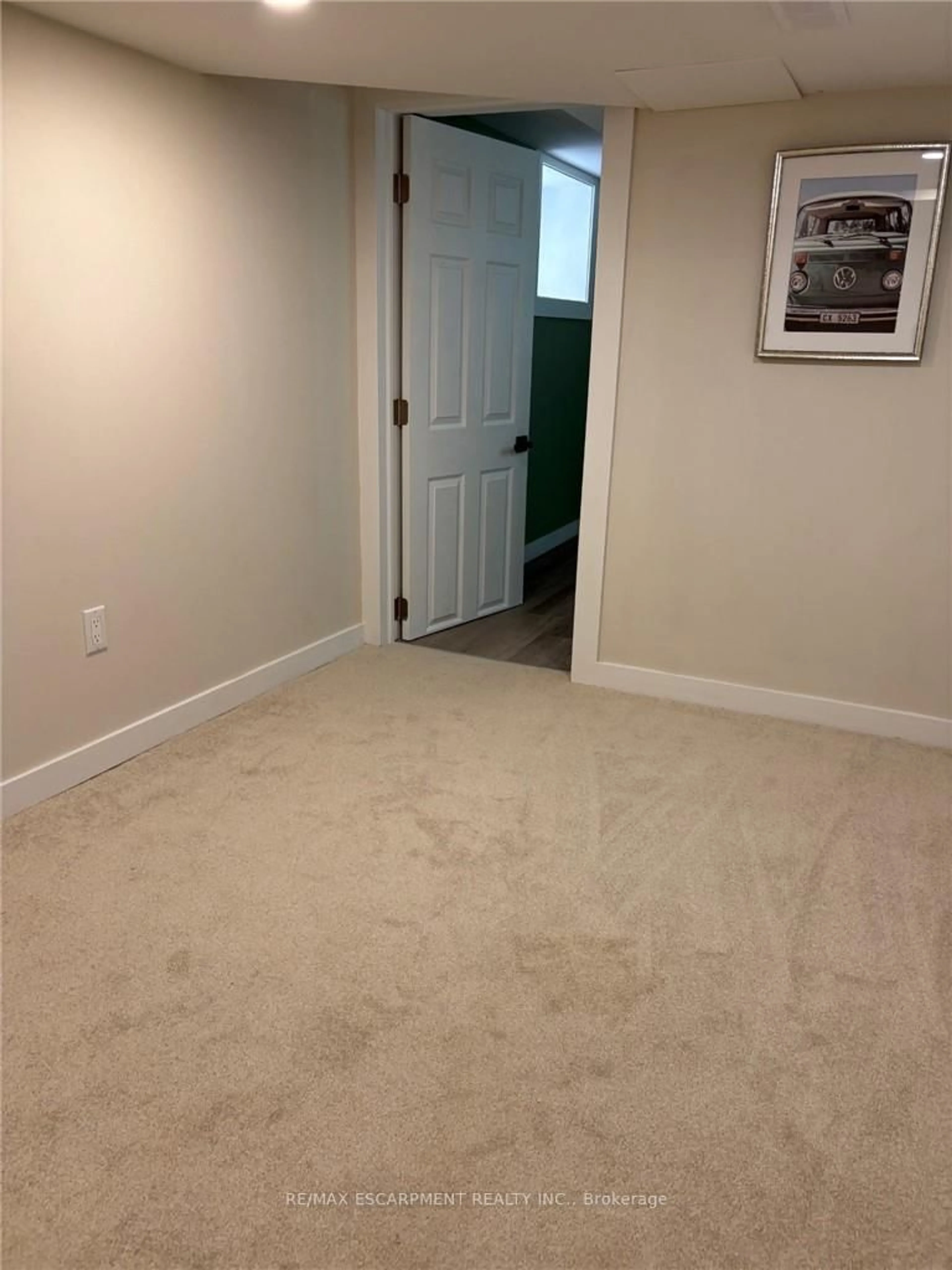 A pic of a room for 30 Eastchester Ave, St. Catharines Ontario L2P 2V6