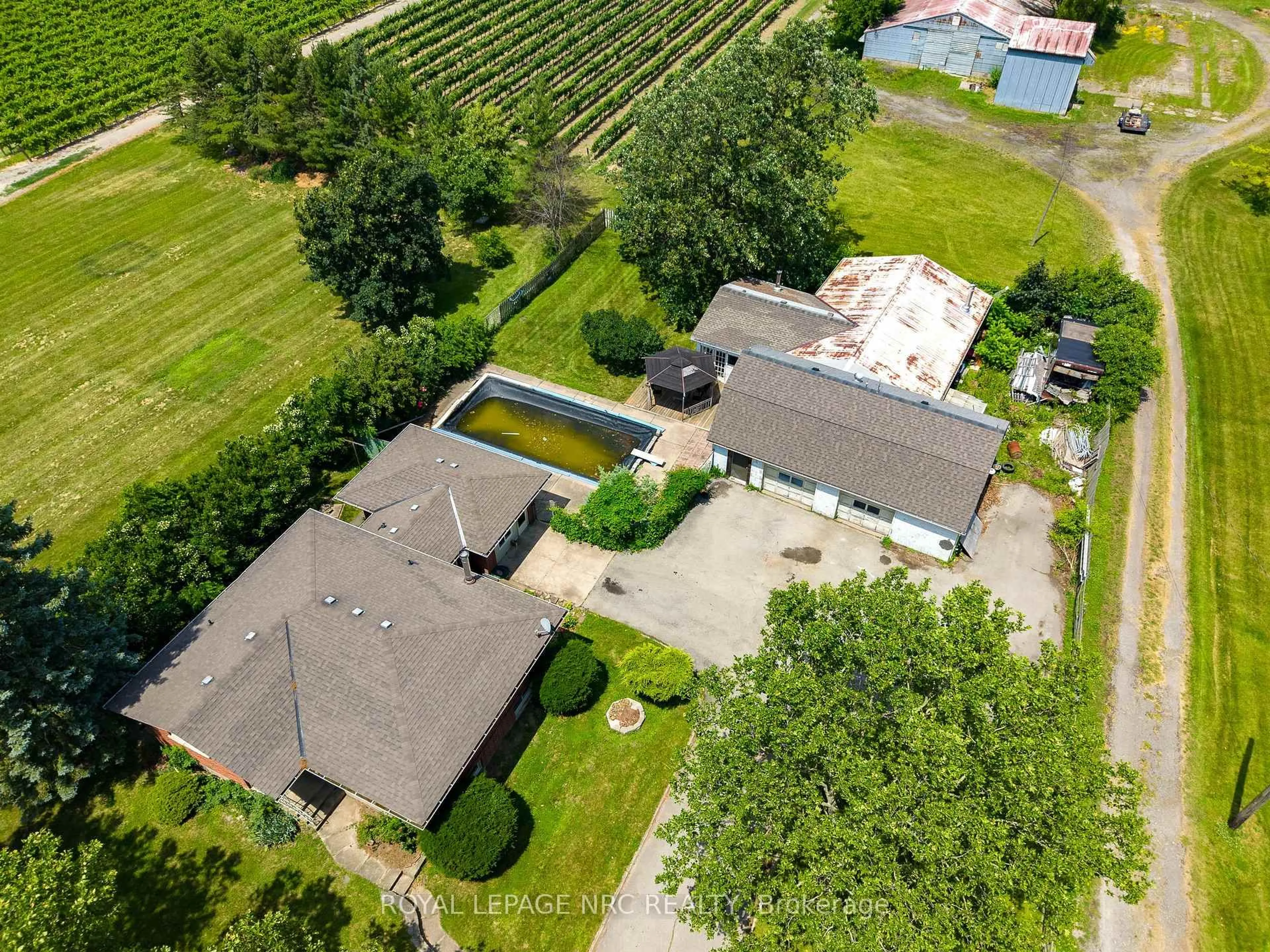 A pic from outside/outdoor area/front of a property/back of a property/a pic from drone, street for 948 Line 3 Rd, Niagara-on-the-Lake Ontario L0S 1T0