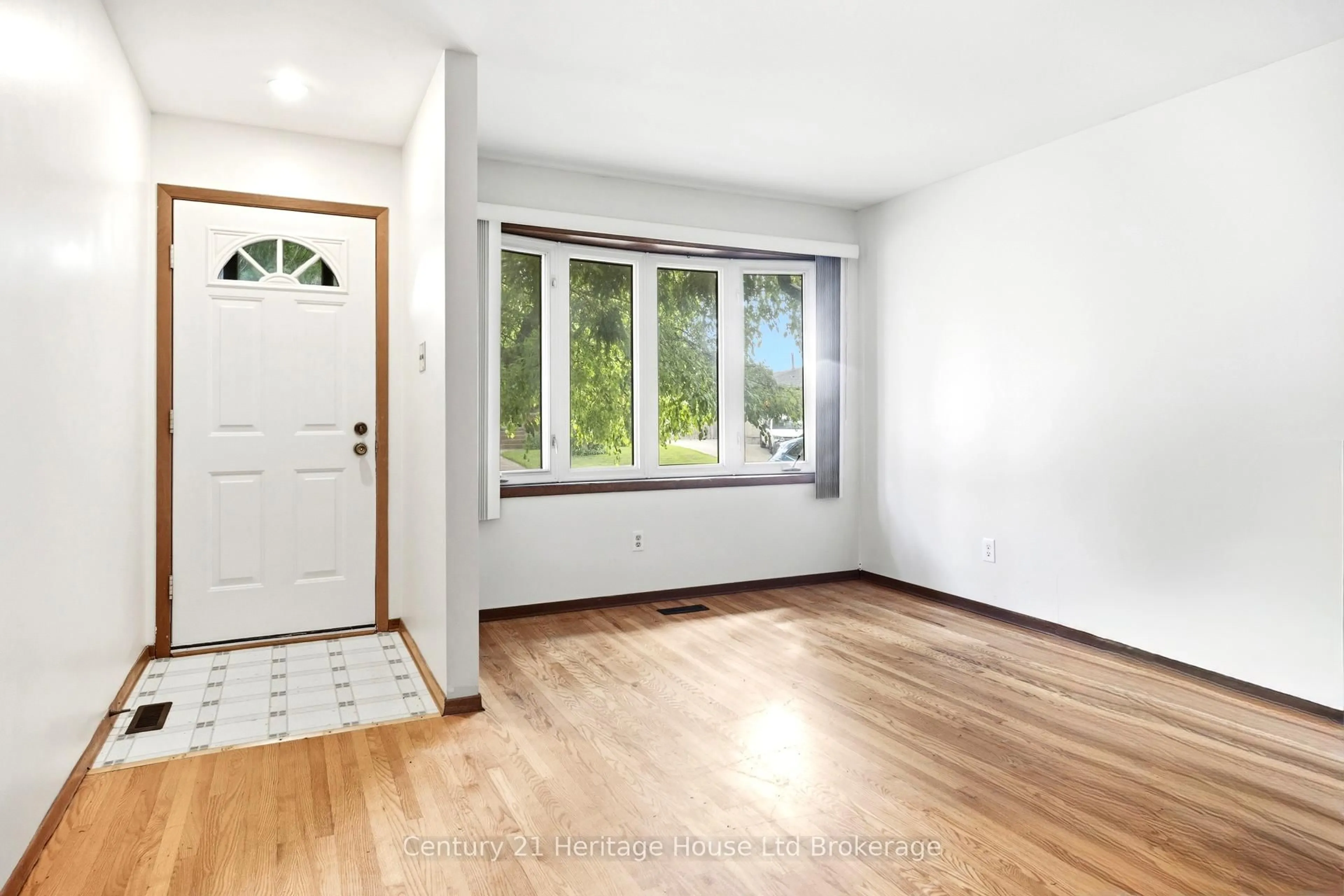 Indoor entryway for 34 Dudley Cres, London South Ontario N6E 1S4