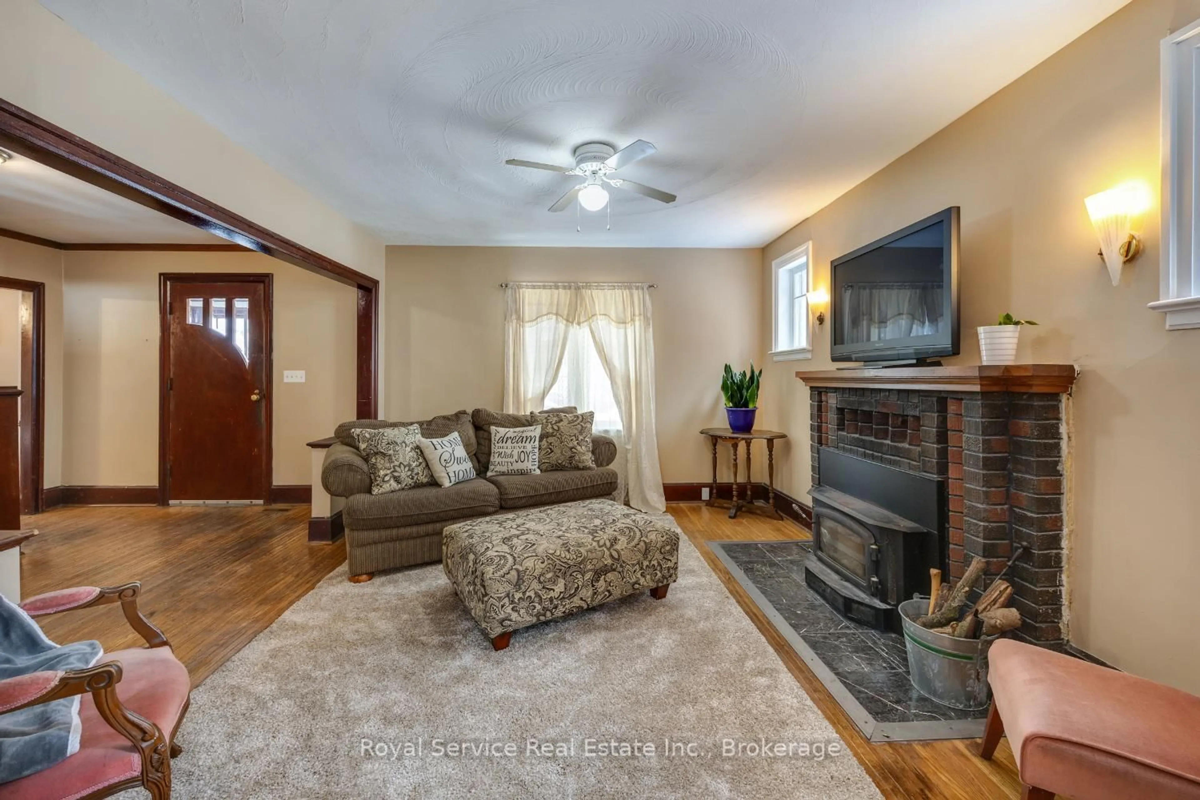 Living room with furniture, unknown for 909 7A Highway, Cavan Monaghan Ontario L0A 1C0