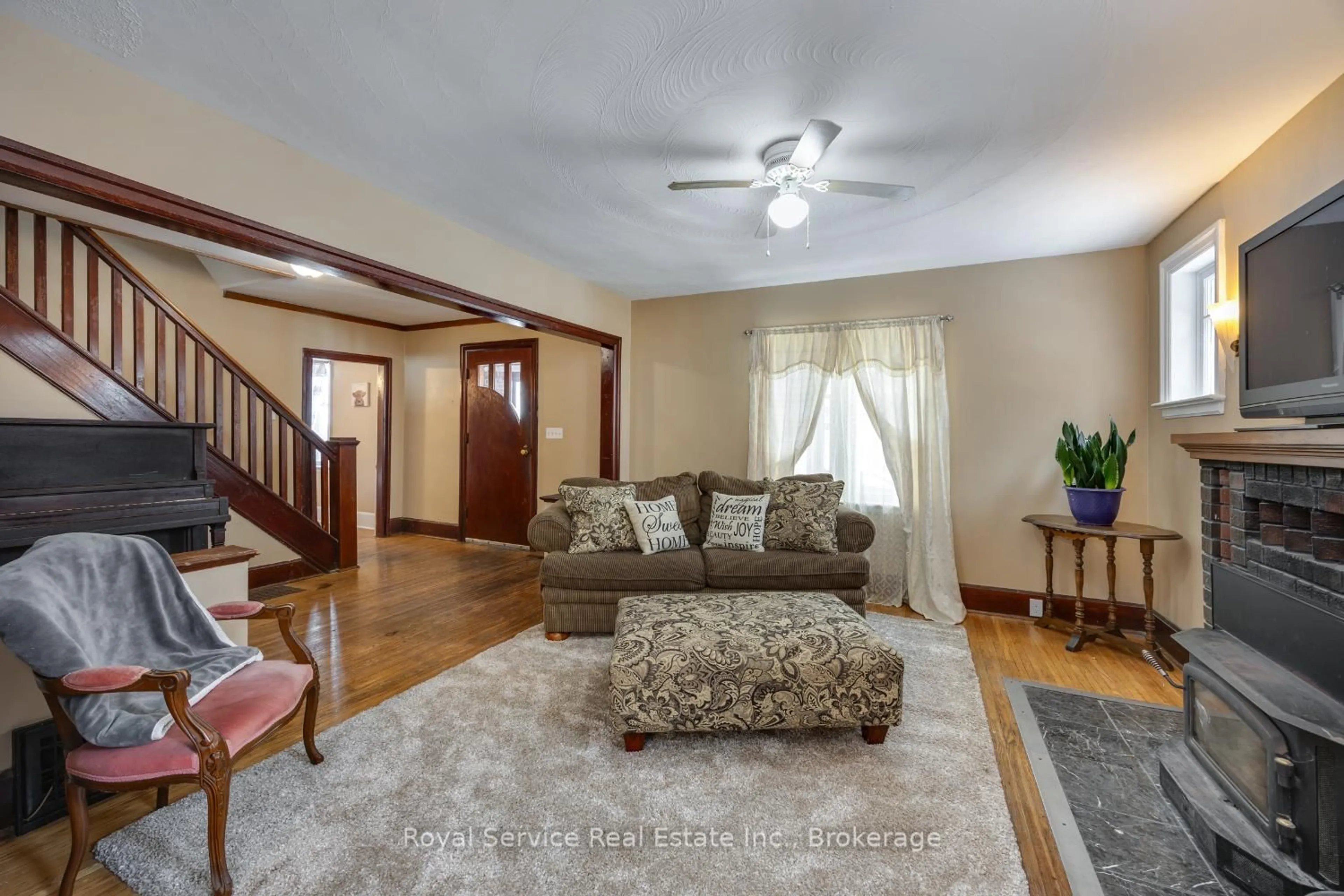 Living room with furniture, unknown for 909 7A Highway, Cavan Monaghan Ontario L0A 1C0