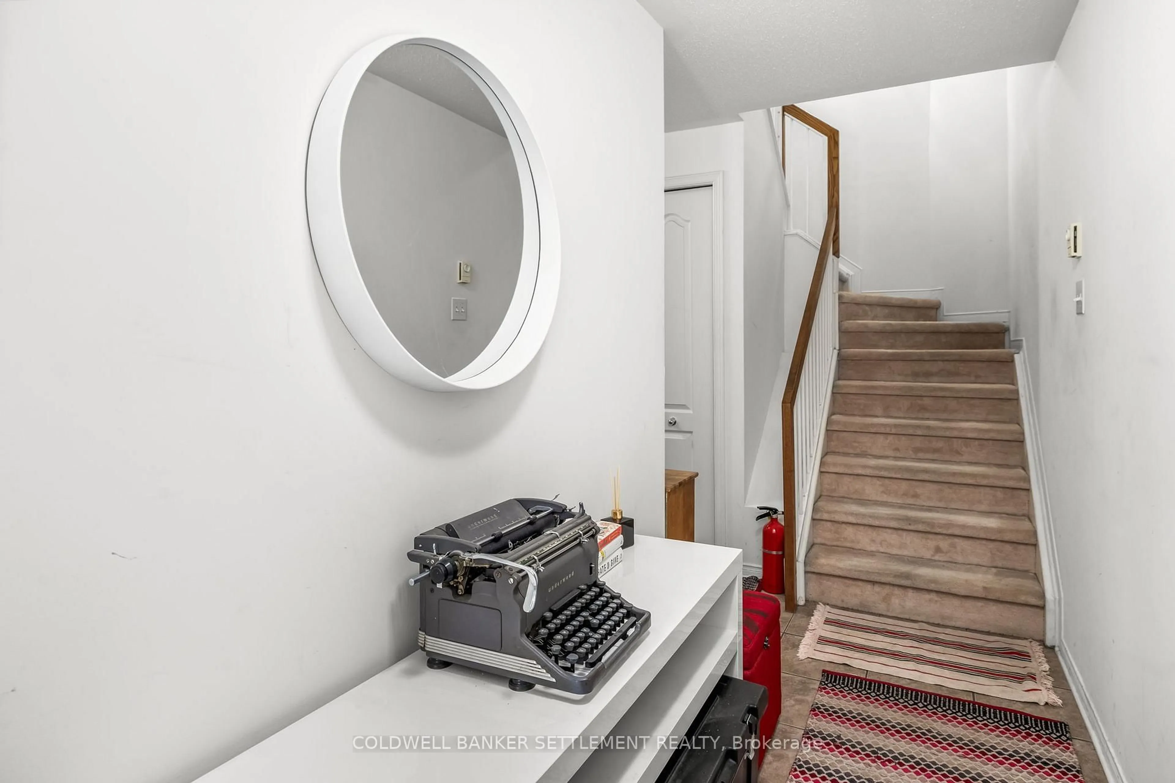 Indoor entryway for 10 Daybreak St #G, Ottawa Ontario K2G 6T9