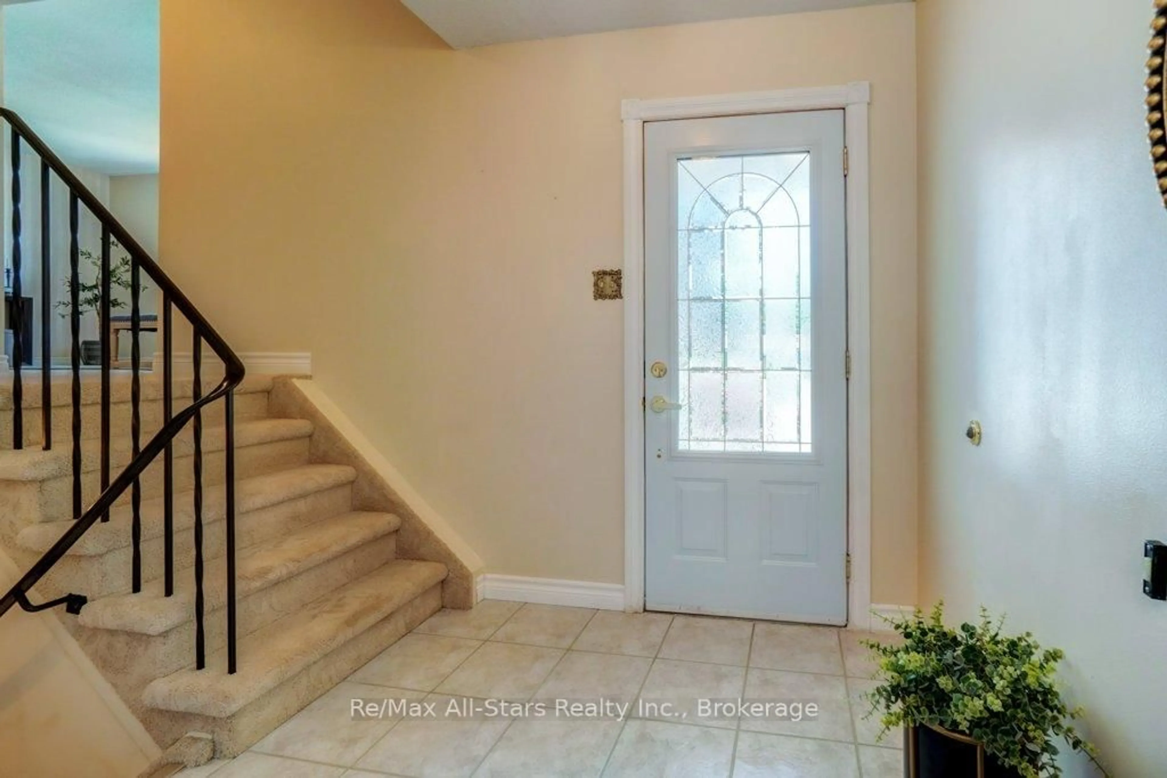 Indoor entryway for 15 Edwin St, Kawartha Lakes Ontario K9V 4X9
