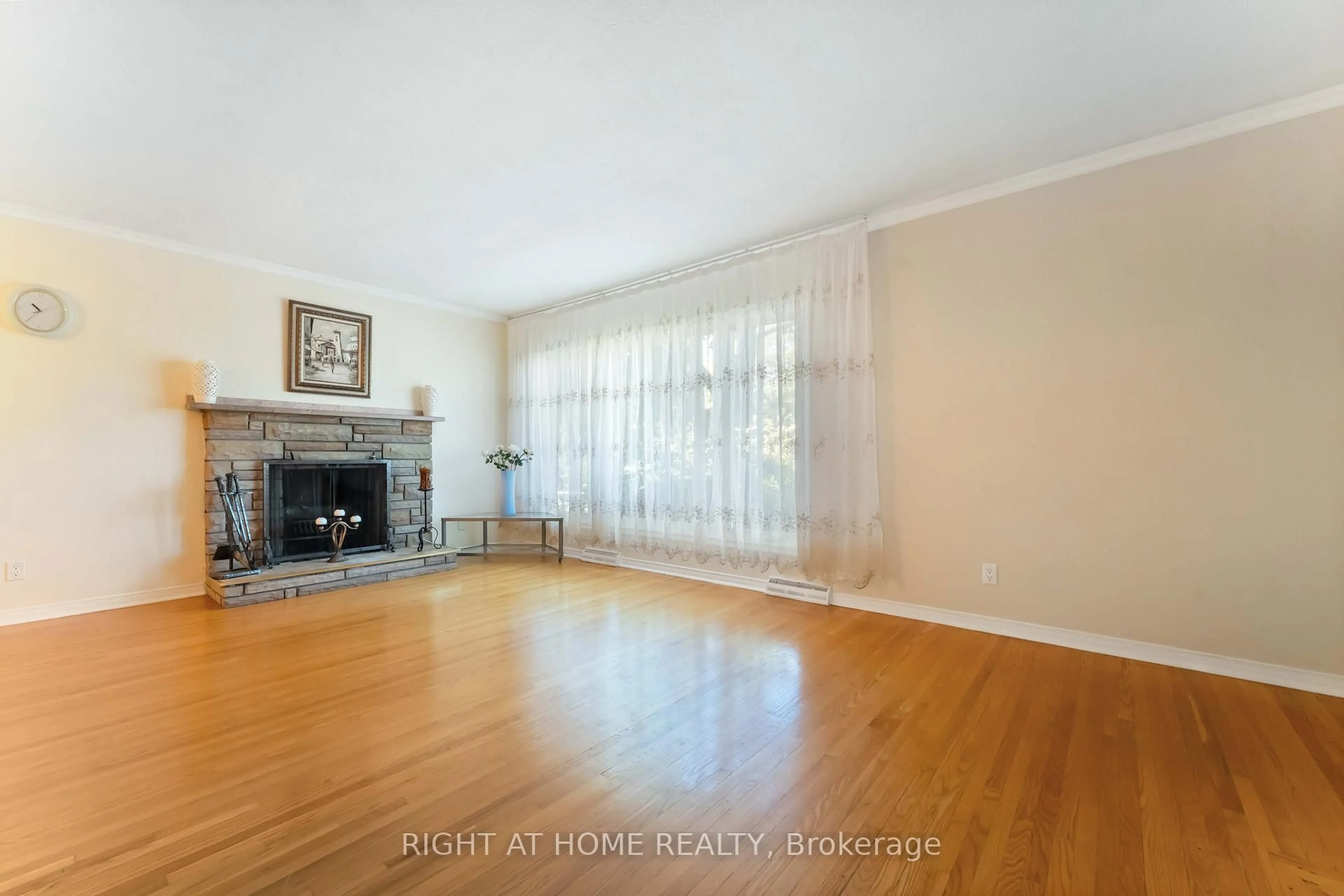 A pic of a room for 2221 Circle Pl, Ottawa Ontario K1G 3E2