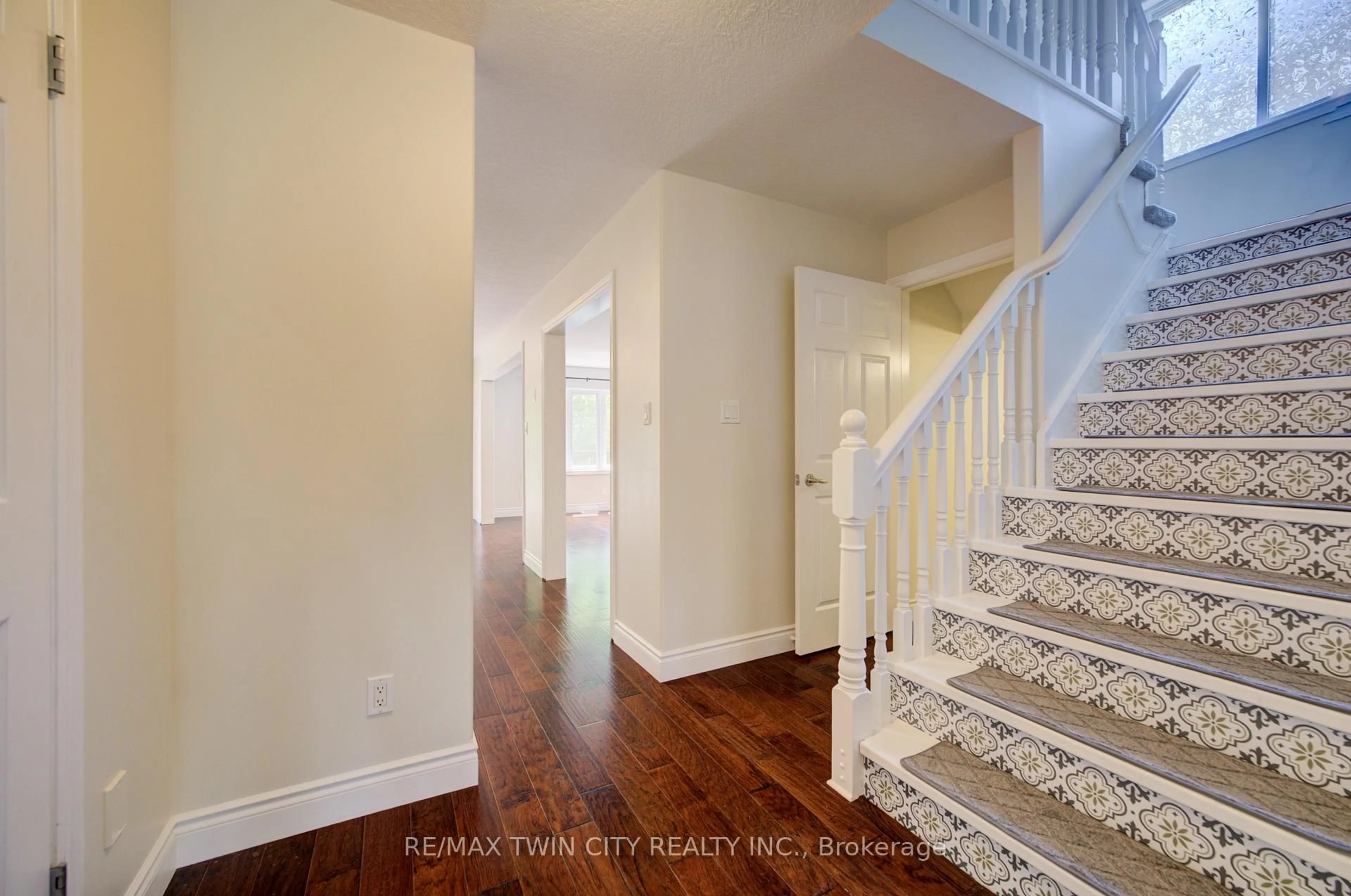 Indoor entryway for 569 Violet St, Waterloo Ontario N2V 2T8