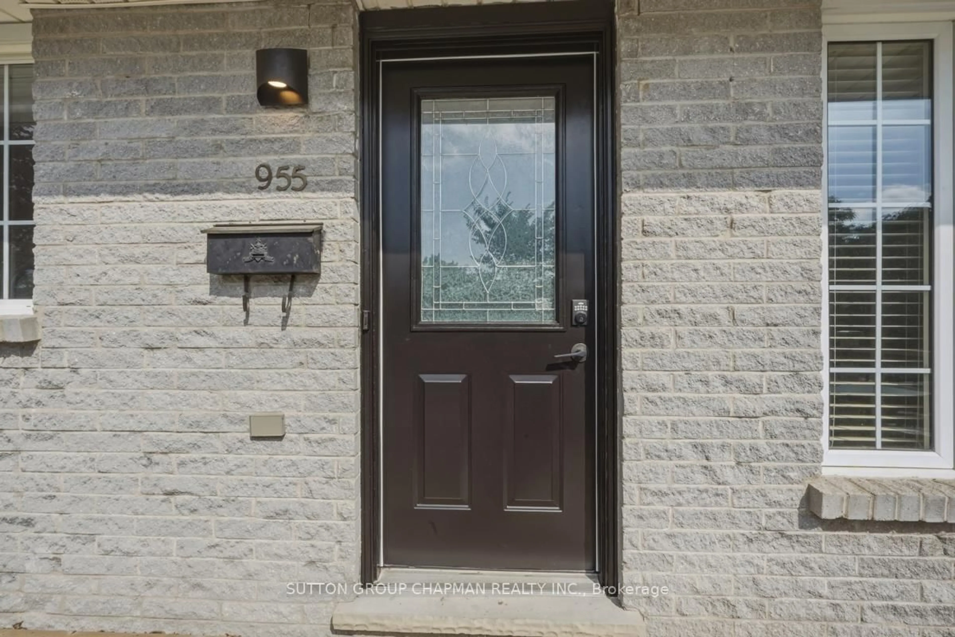 Indoor entryway for 955 Lawson Rd, London North Ontario N6G 4X4