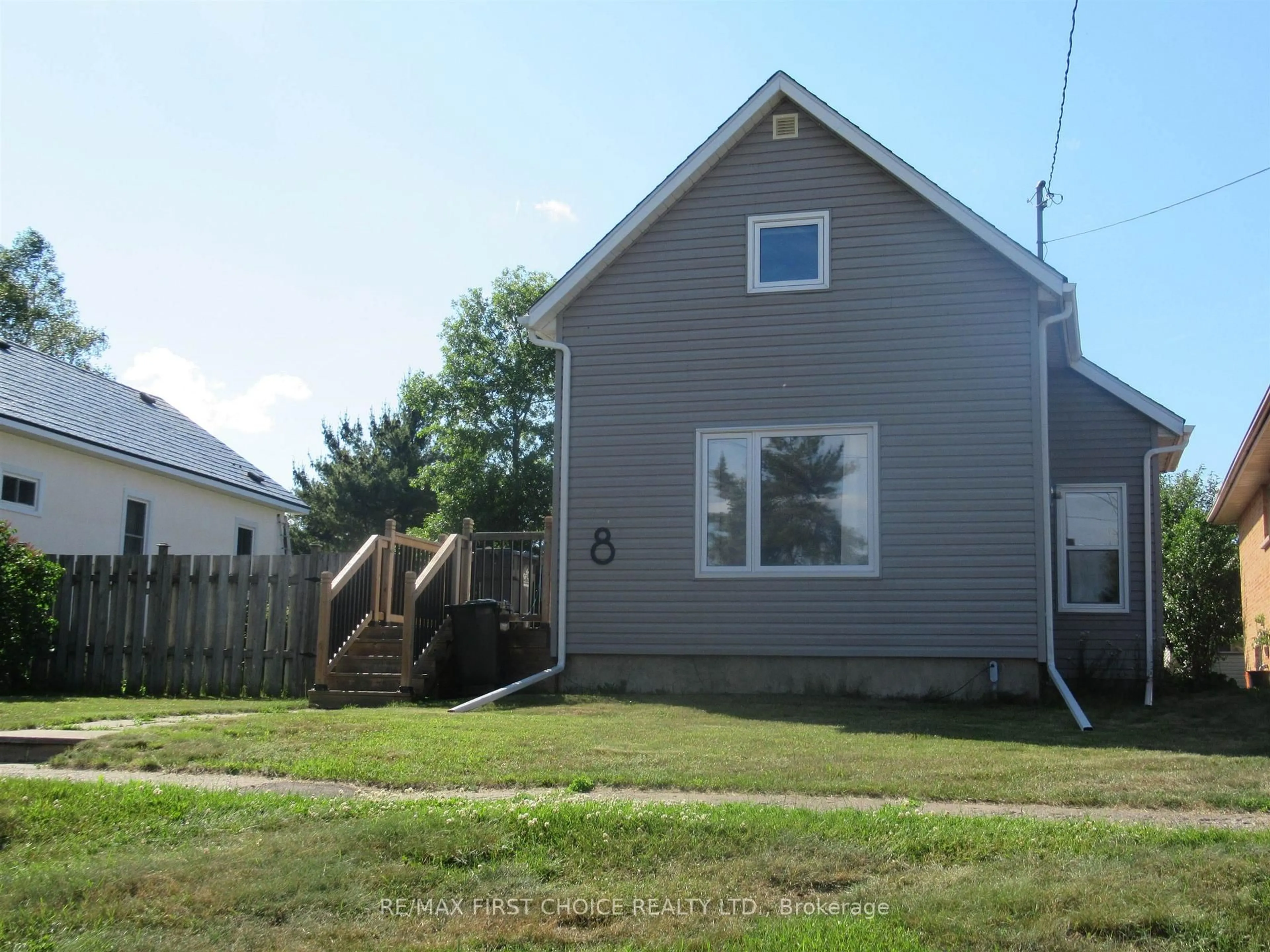 Home with vinyl exterior material, street for 8 Ruttan St, Thunder Bay Ontario P7A 5C3