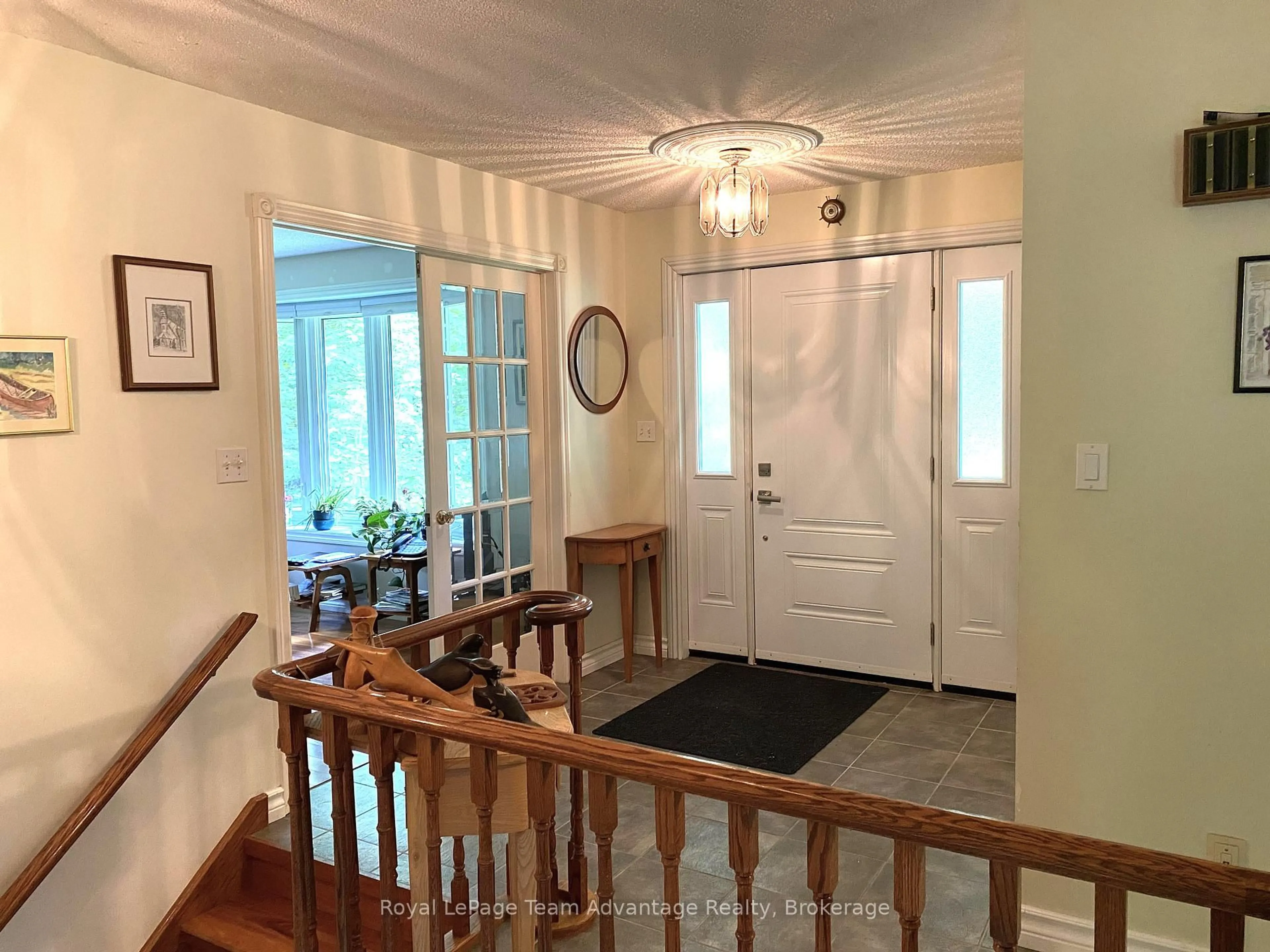 Indoor entryway for 120 Rankin Lake Rd, Seguin Ontario P2A 0B2