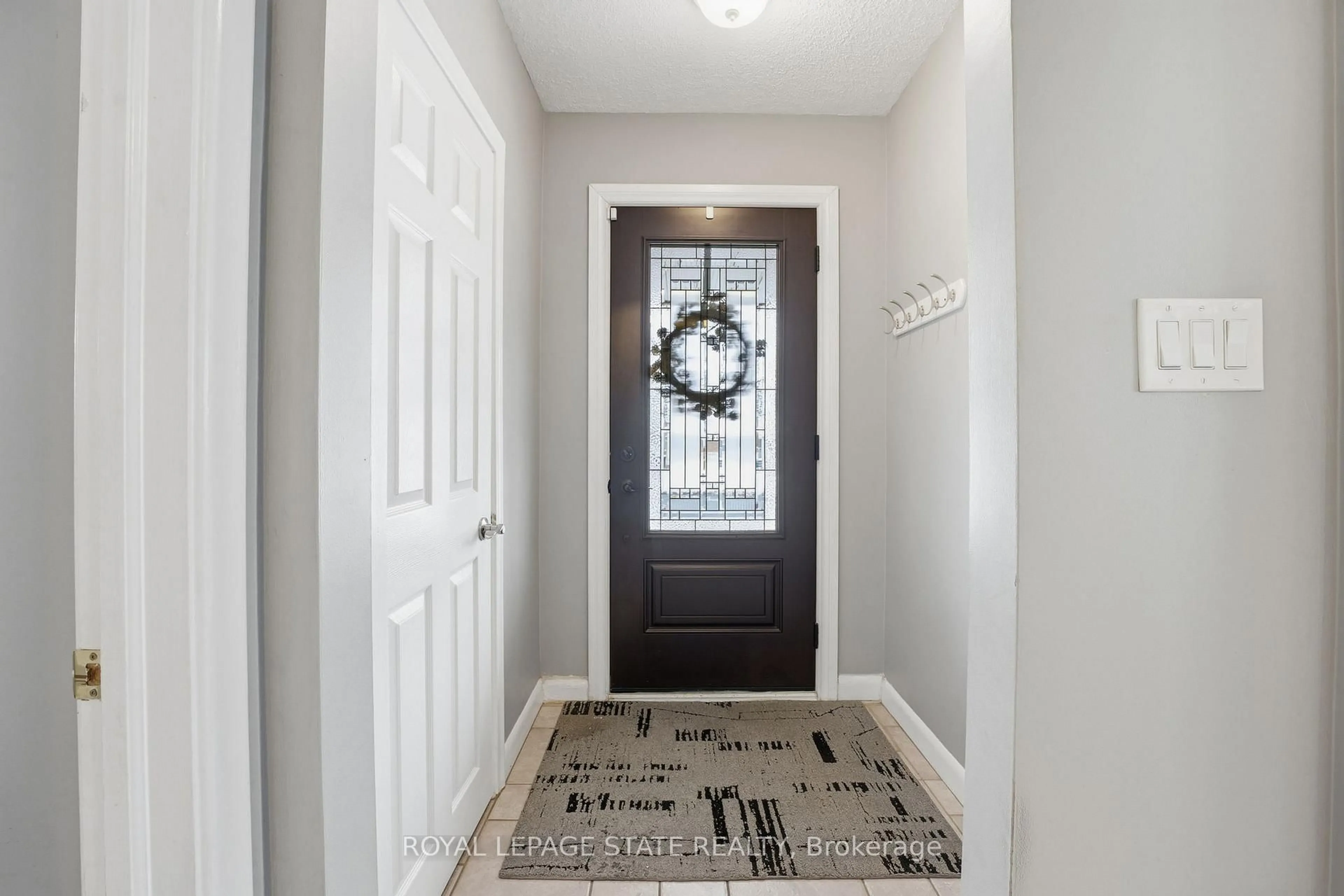 Indoor entryway for 473 Mohawk Rd, Hamilton Ontario L9C 1X3