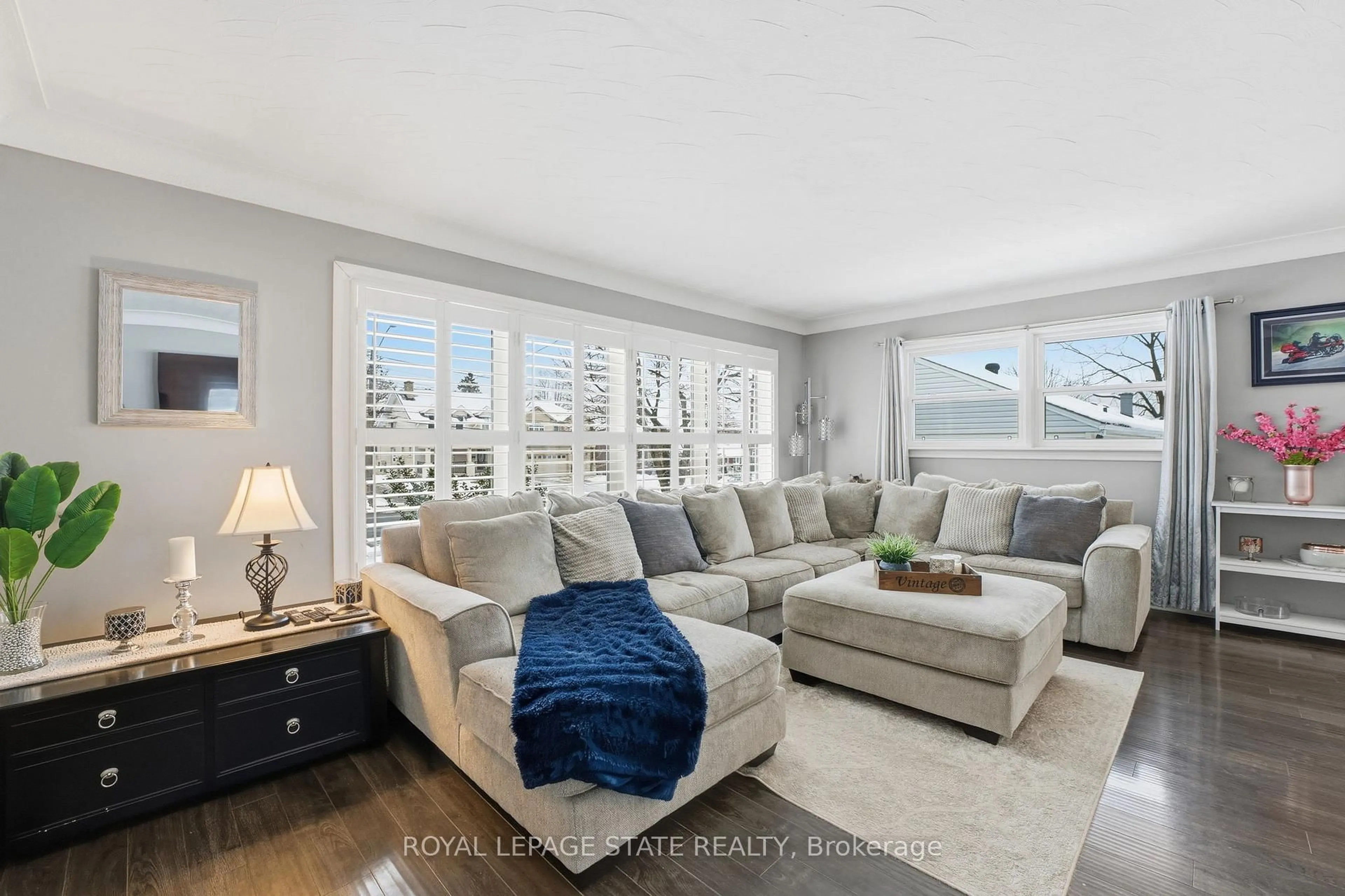 Living room with furniture, unknown for 473 Mohawk Rd, Hamilton Ontario L9C 1X3