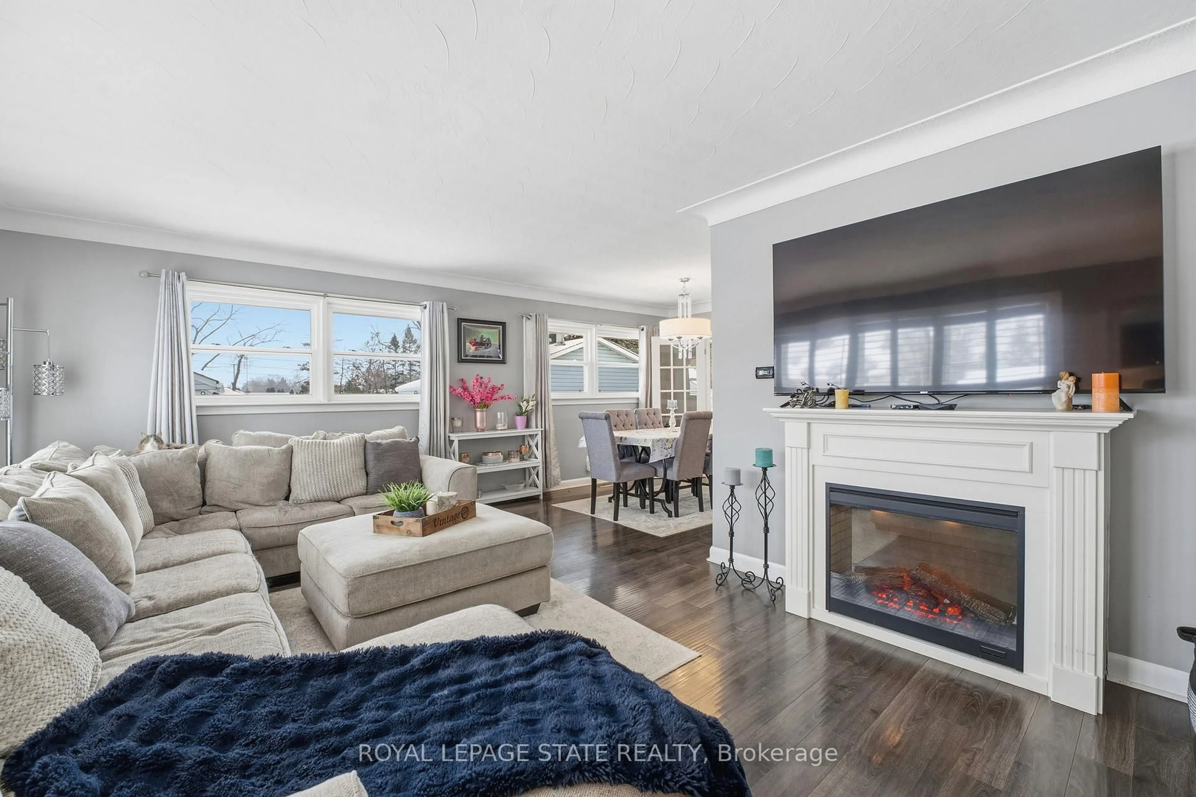 Living room with furniture, unknown for 473 Mohawk Rd, Hamilton Ontario L9C 1X3