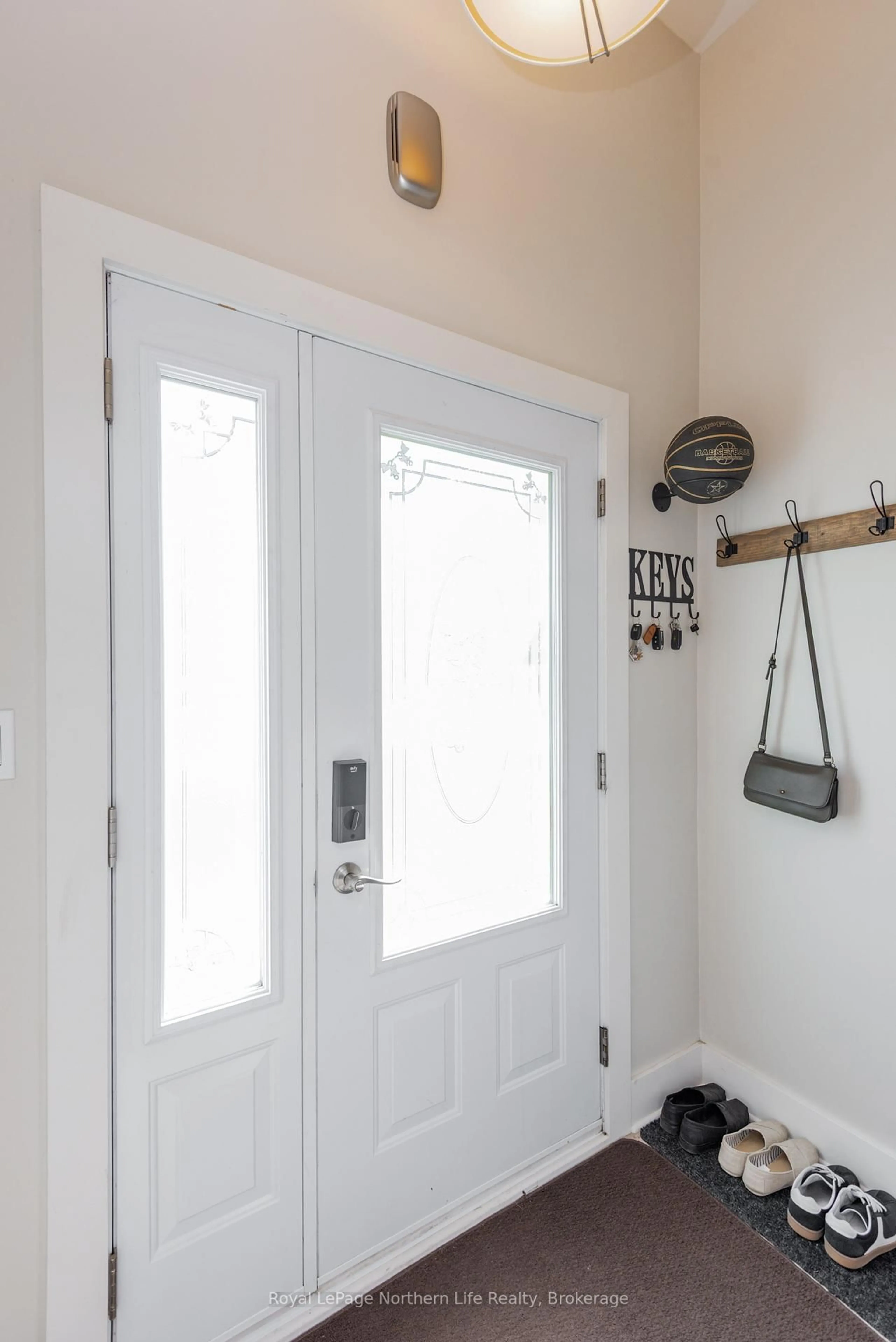 Indoor entryway for 64 Eglington Rd, Callander Ontario P0H 1H0