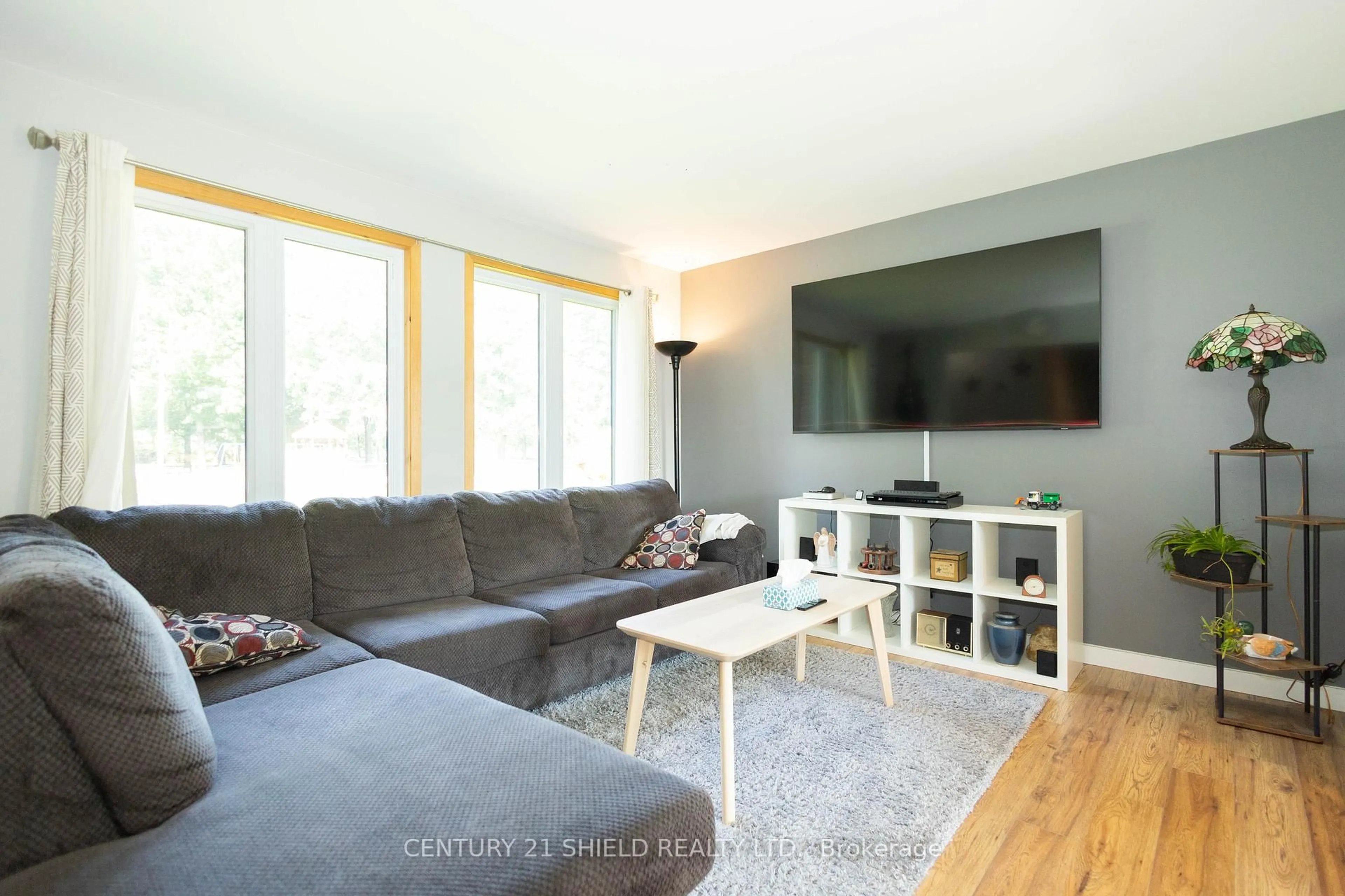 Living room with furniture, wood/laminate floor for 610 Dundas Cres, Cornwall Ontario K6H 6H8