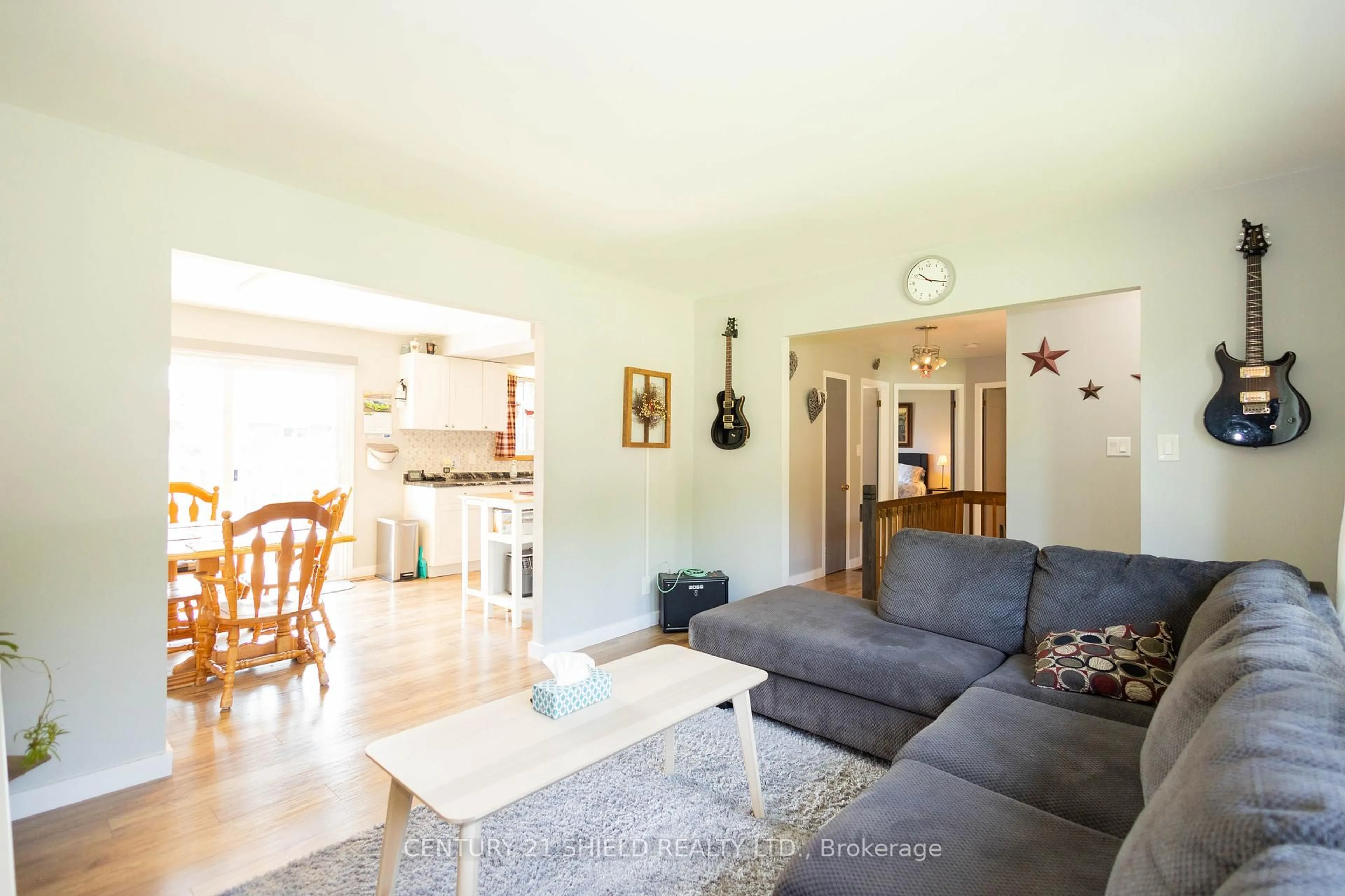 Living room with furniture, unknown for 610 Dundas Cres, Cornwall Ontario K6H 6H8