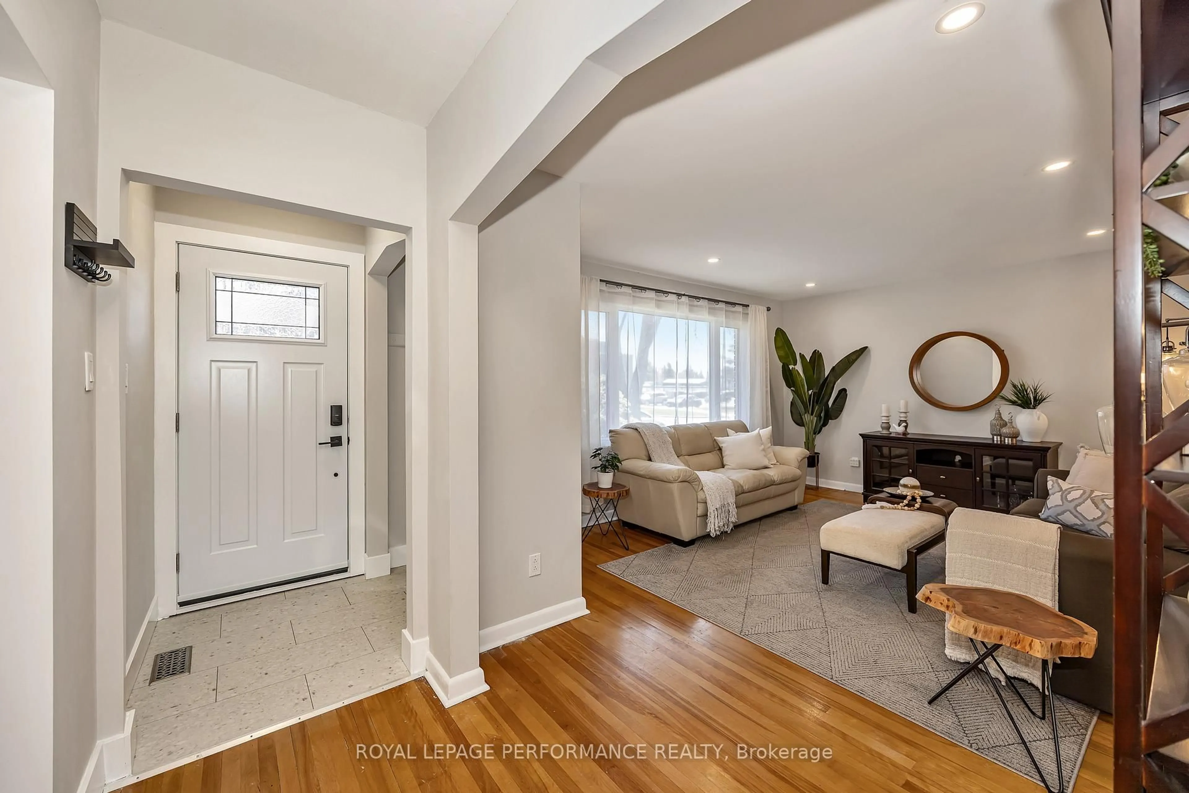 Indoor entryway for 1960 Othello Ave, Ottawa Ontario K1G 2A4