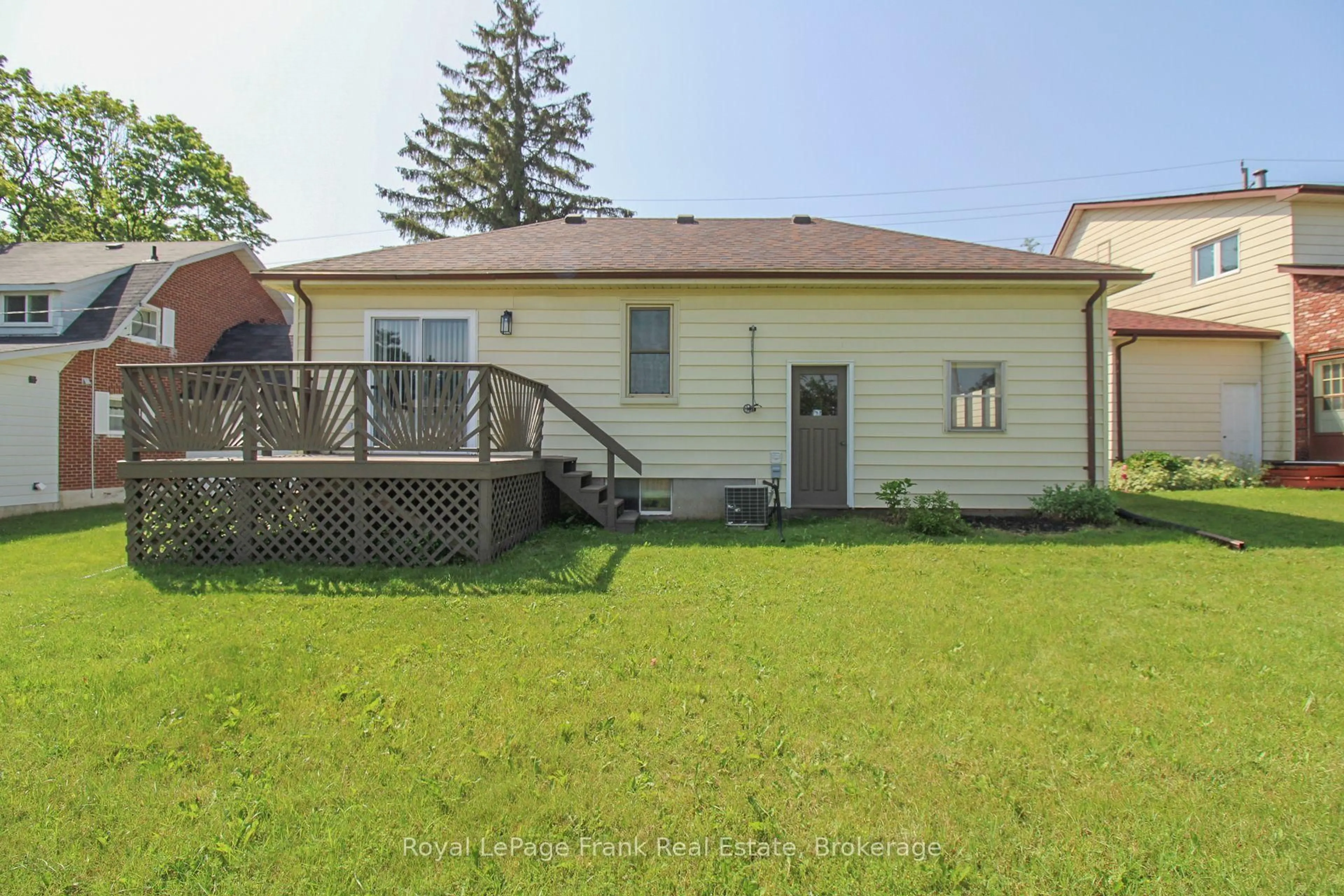 A pic from outside/outdoor area/front of a property/back of a property/a pic from drone, street for 938 Parkhill Rd, Peterborough Ontario K9J 6P3
