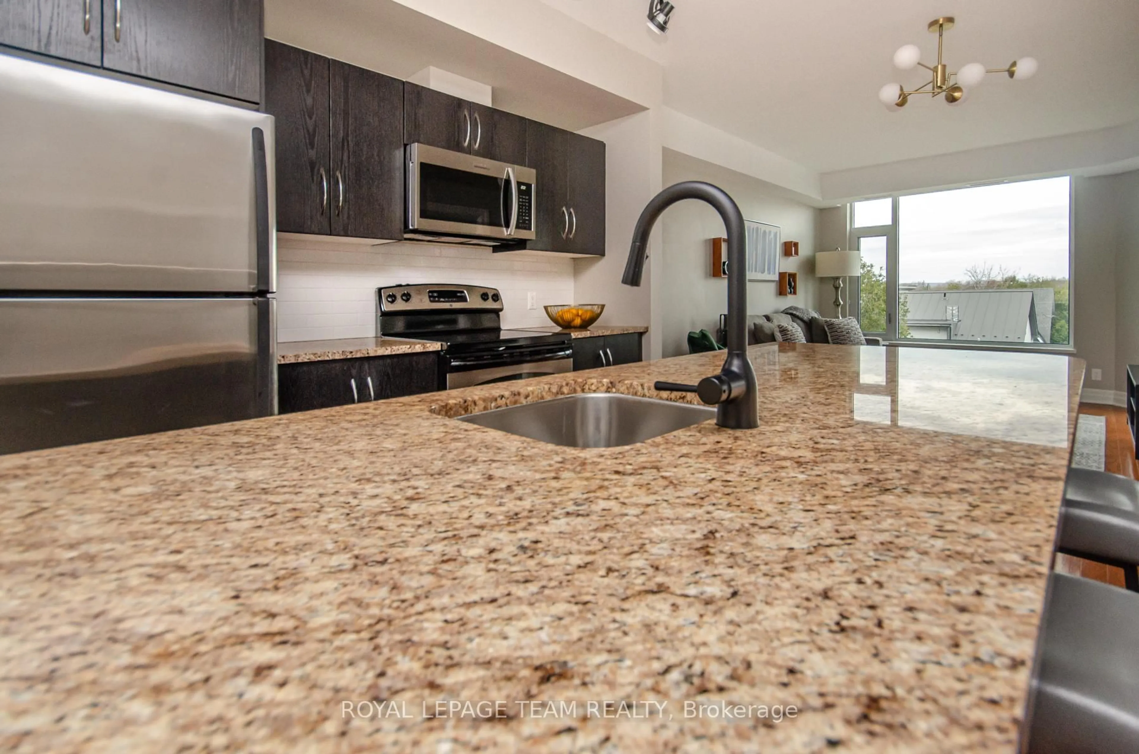 Open concept kitchen, ceramic/tile floor for 1433 WELLINGTON St #302, Ottawa Ontario K1Y 2X4