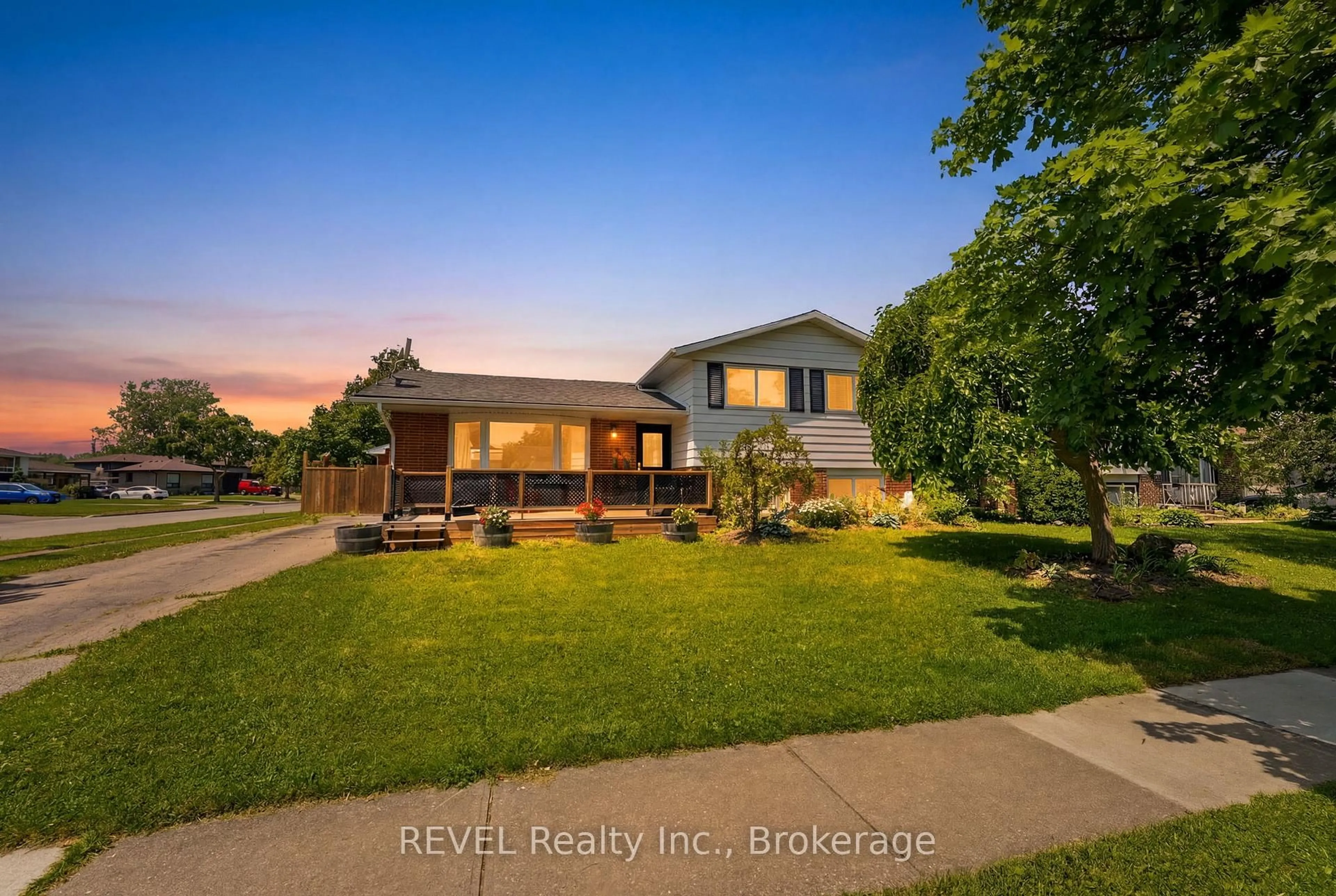 A pic from outside/outdoor area/front of a property/back of a property/a pic from drone, water/lake/river/ocean view for 1 Idylwood Rd, Welland Ontario L3C 1X2
