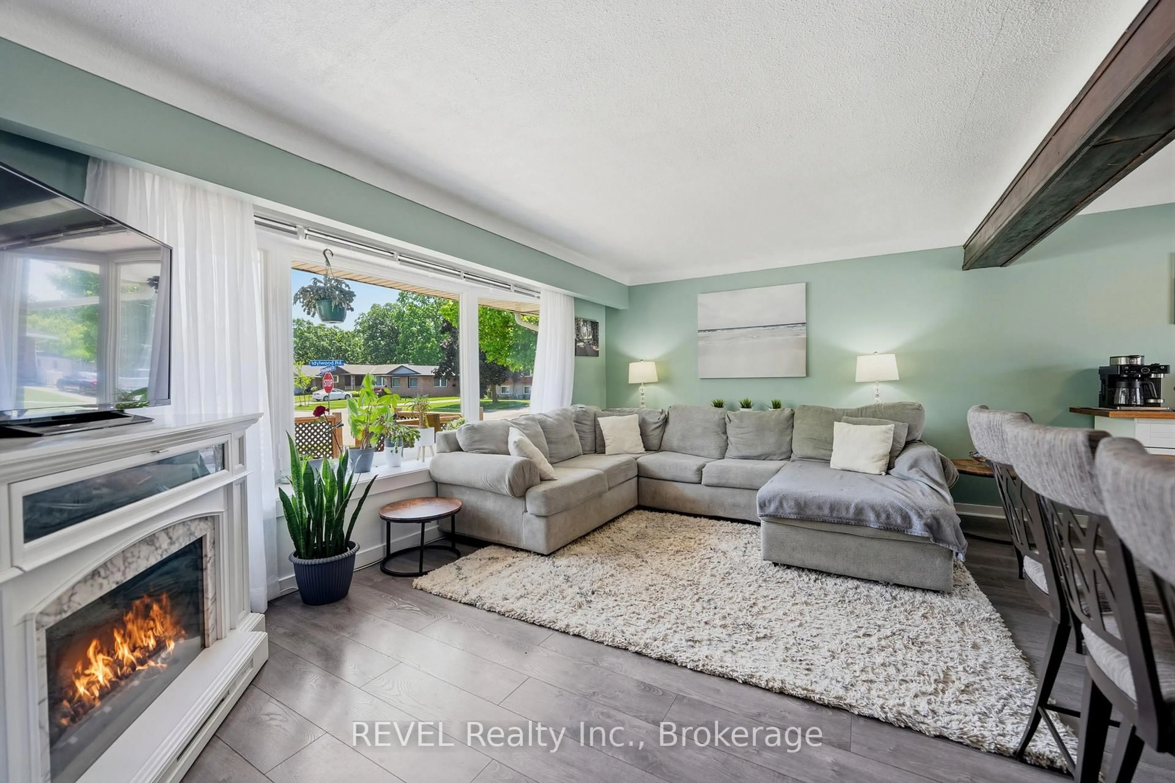 Living room with furniture, unknown for 1 Idylwood Rd, Welland Ontario L3C 1X2